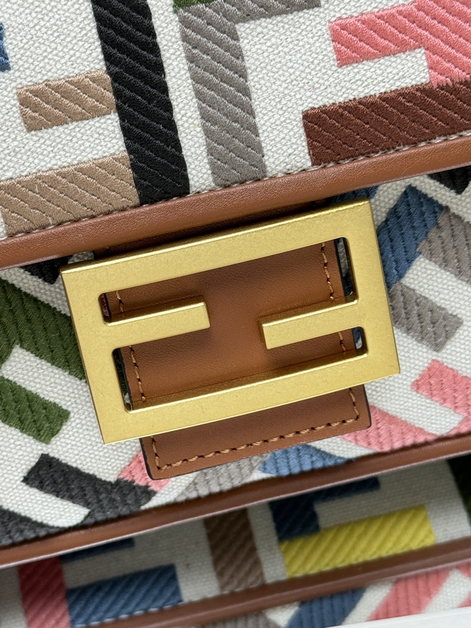 Fendi Baguette Limited Edition Colorful Embroidered Shoulder Baguette, 26x13x6cm 5 i1720338248 1201 0