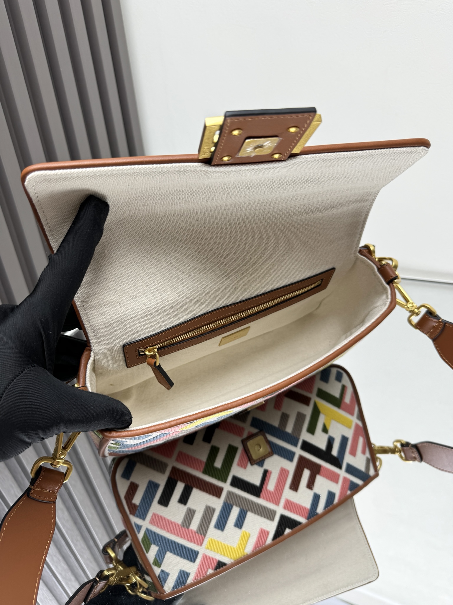 Fendi Baguette Limited Edition Colorful Embroidered Shoulder Baguette, 26x13x6cm 7 i1720338248 9565 0