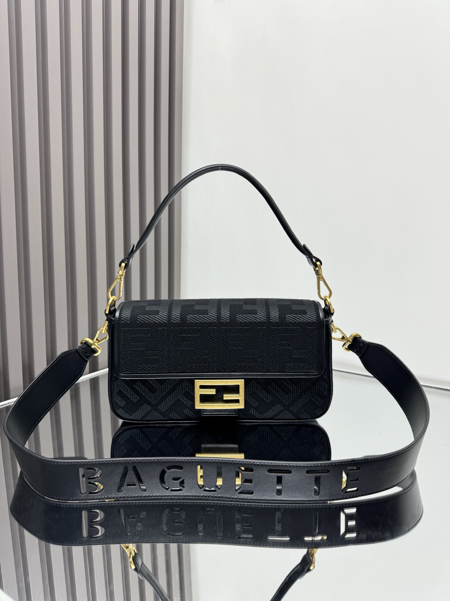 NO:772886,FENDI's popular classic Baguette. The raw material is made of advanced canvas craftsmanship. The double FF three-dimensional embroidery on the whole bag has an invincible texture. It is equipped with detachable shoulder straps and Baguette lettering. The wide shoulder strap design and flip cover are also very practical. The small details can be seen everywhere. I really love it~~ size 28/6.5/13.5cm. Style No. 0159, Fendi FENDI, fendi, fendi19860909FENDI 火爆经典Baguette ,原材料采用帆布高级工艺打造,整只包双FF立体刺绣质感无敌,配有可拆卸和Baguette字样肩带,宽肩带设计和翻盖实用性也强,处处可见的小细节,真的爱了~~size28/6.5/13.5cm 款号0159,芬迪FENDI,fendi,fendi,Bag