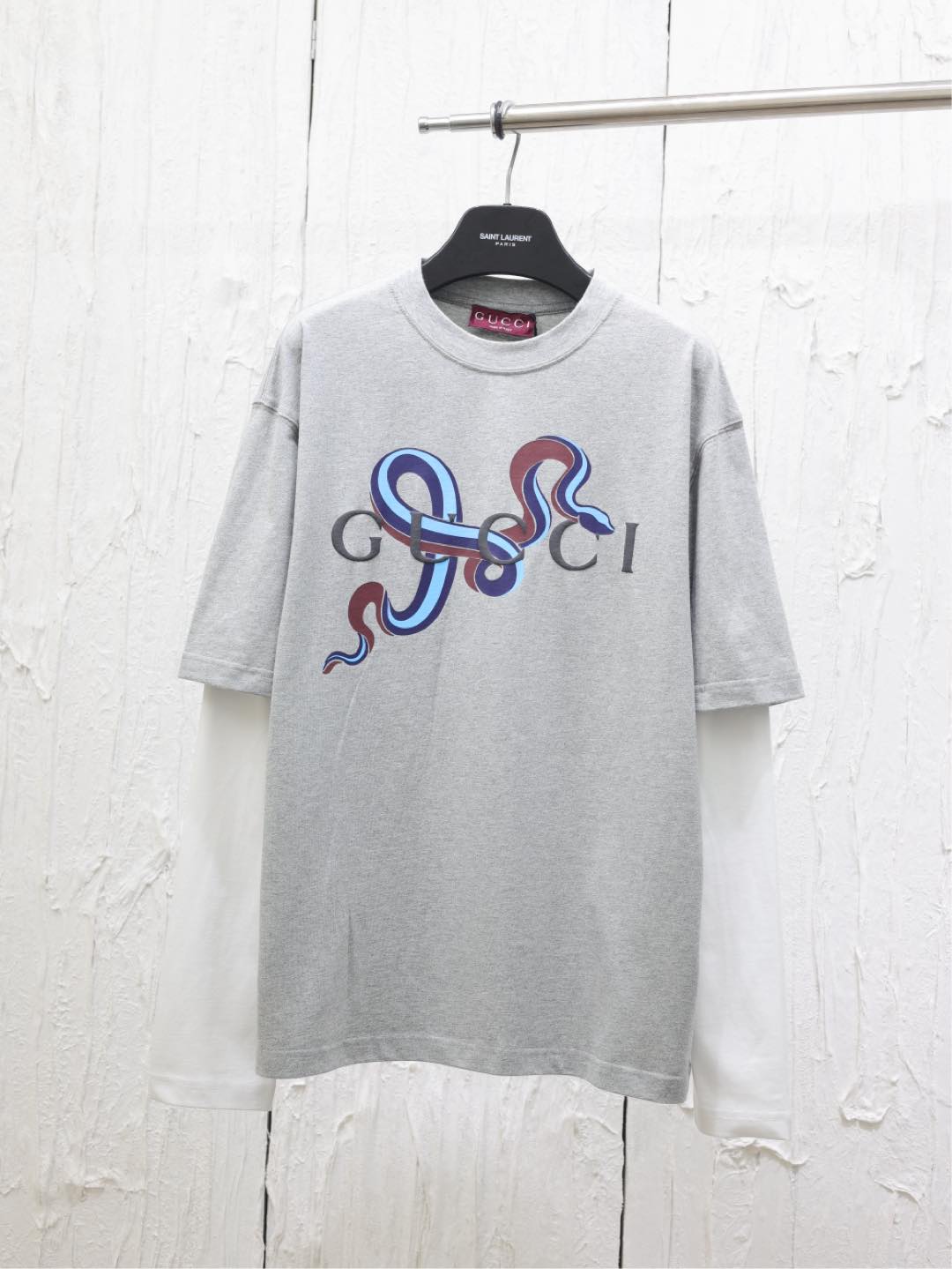 Gucci*/Gucci 25 serie del Año de la Serpiente, camiseta de manga larga de doble capa con estampado de pedrería. Confecc…