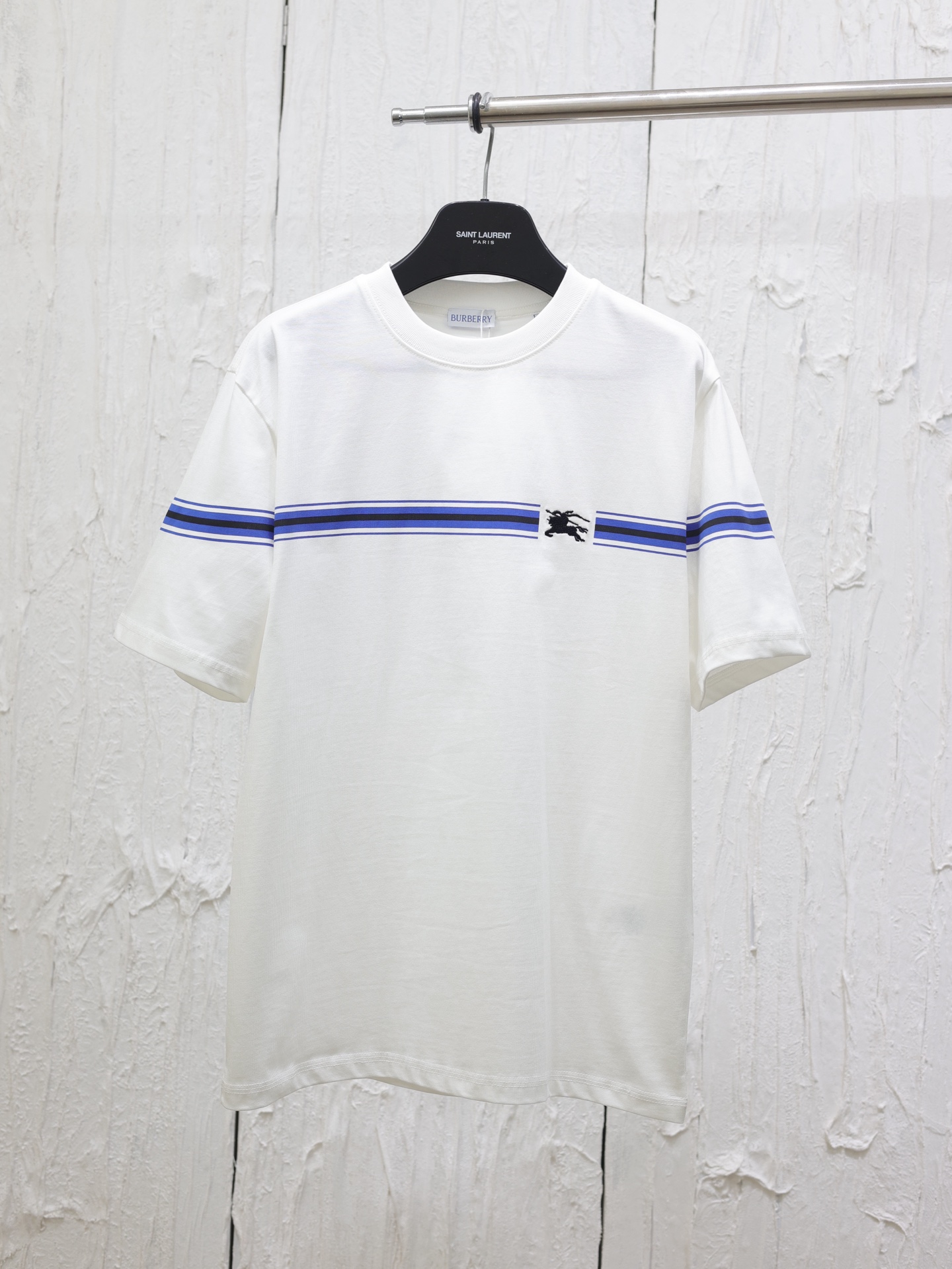 La nueva camiseta de manga corta con diseño de caballo de guerra a rayas de Burberry*/Burberry 25 está confeccionada en…