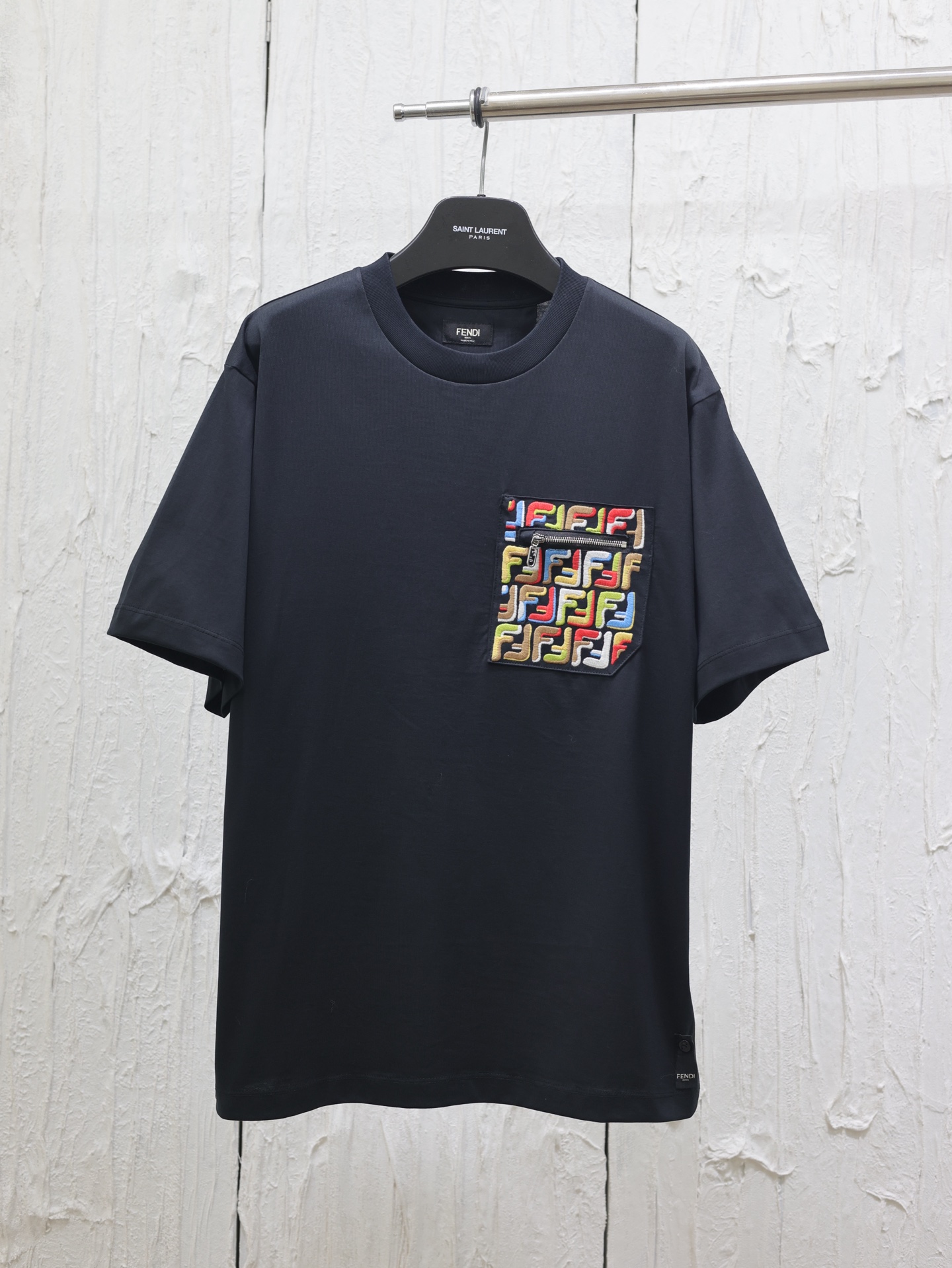 Fendi*/Fendi 25 nuevo estilo camiseta de manga corta con bolsillo y bordado de letras FF, tela de algodón mercerizado, …