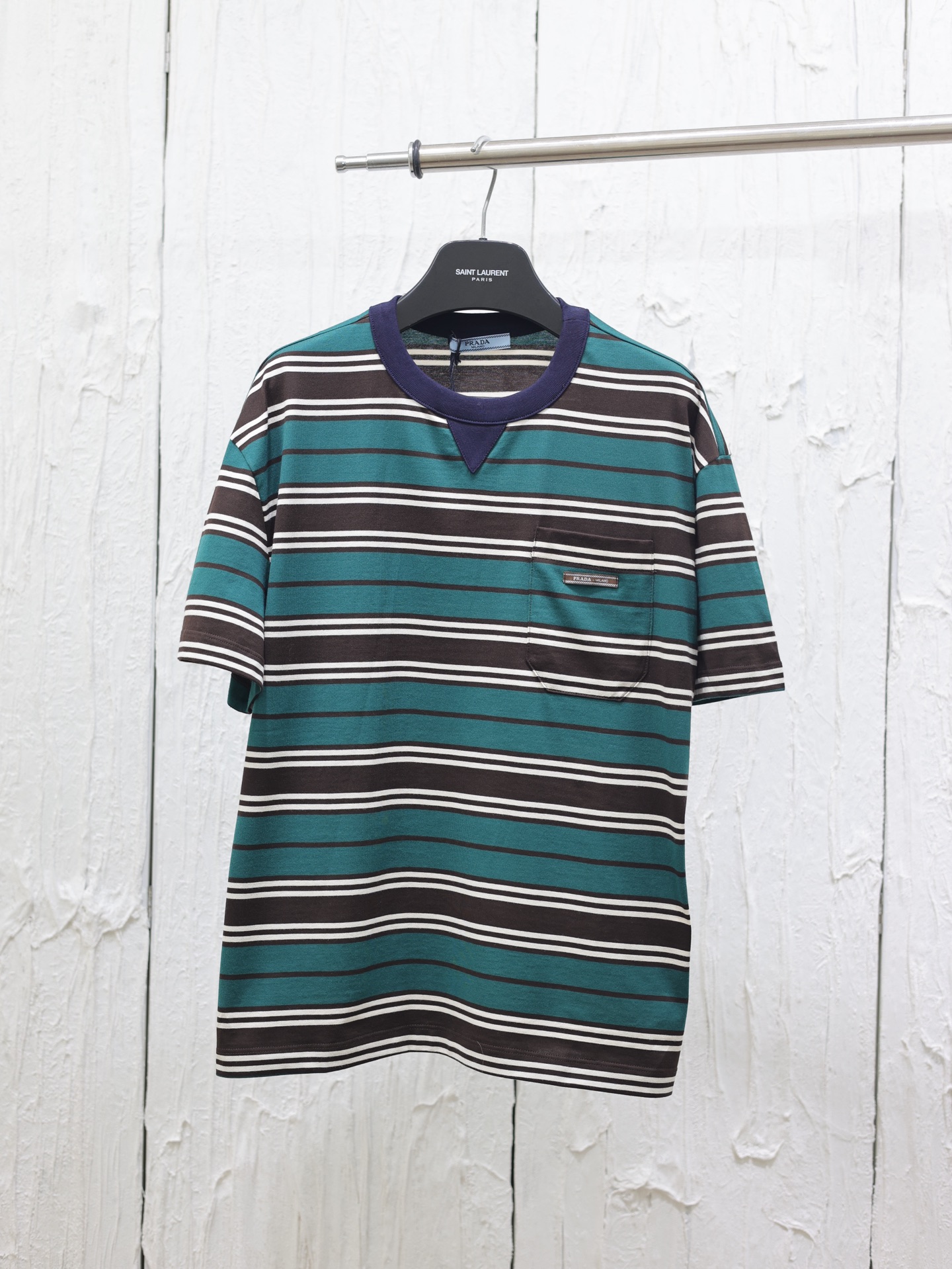 Prada*/Prada 25ss nueva camiseta de punto a rayas con bolsillo de parche triangular Esta camiseta de algodón tiene un a…