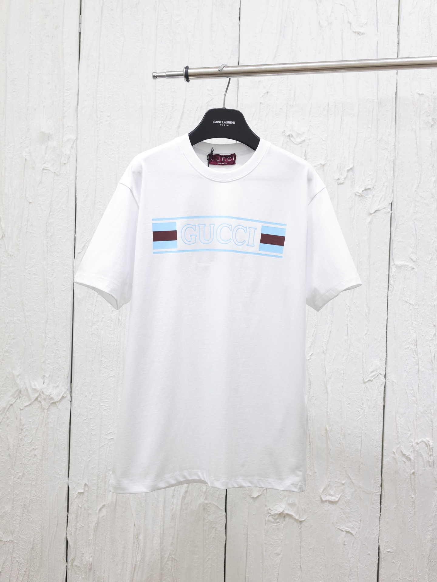 Gucci*/Gucci 25 nueva camiseta de manga corta de cuello redondo con logotipo estampado en el pecho. Confeccionada en al…