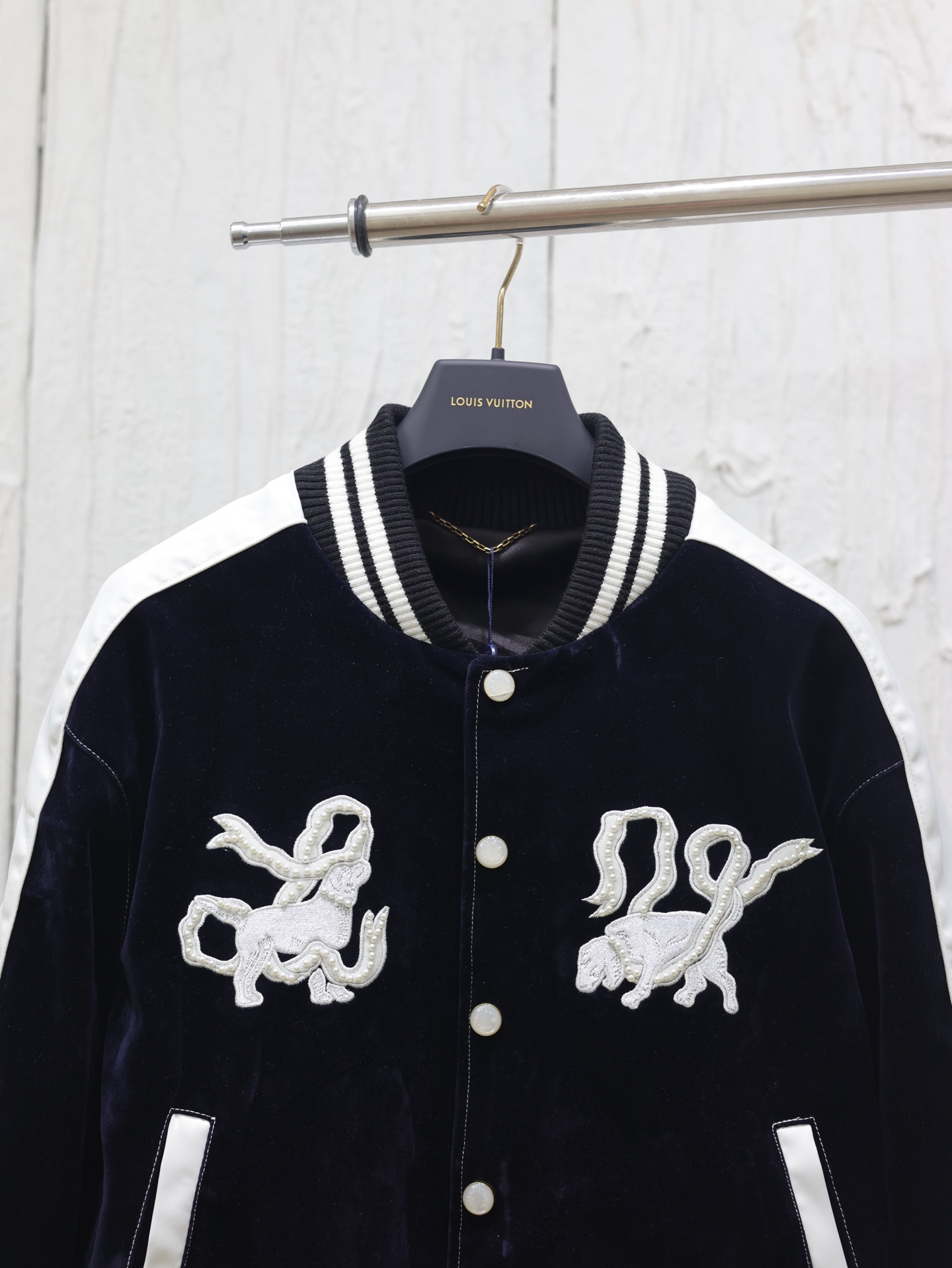 
1v*/路易25新款珍珠丝绒丹宁横须贺夹克外套

本款横须贺夹克受威斯敏斯特地区遛狗绅士的着装启发，为