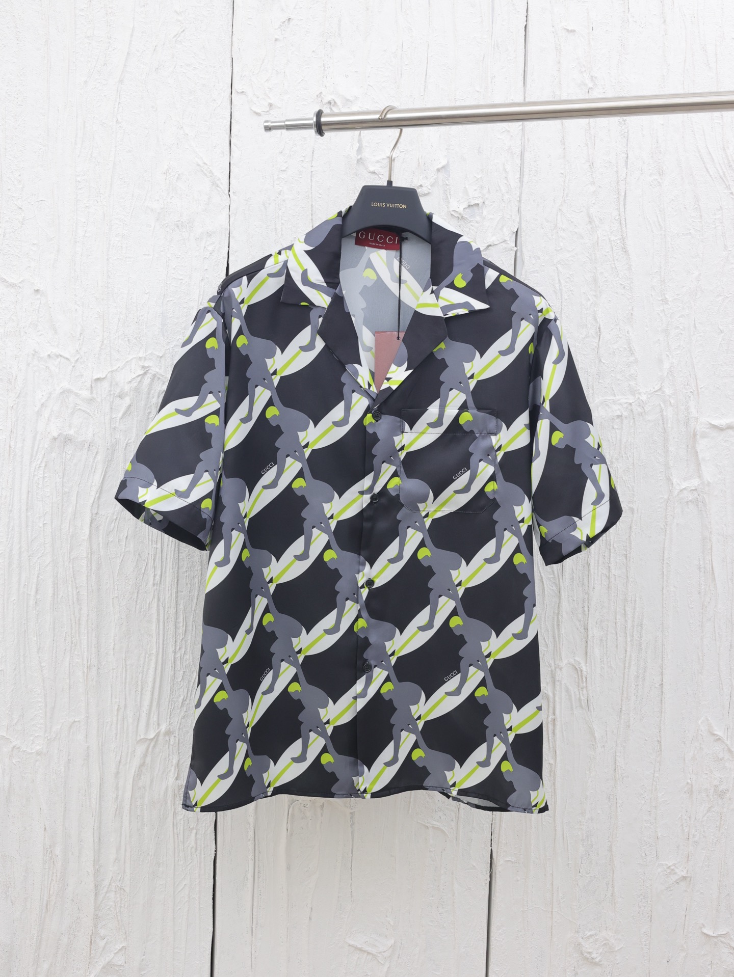 Gucci*/Gucci 25 nueva camisa de manga corta de playa con estampado de surfista de verano, confeccionada en seda de more…