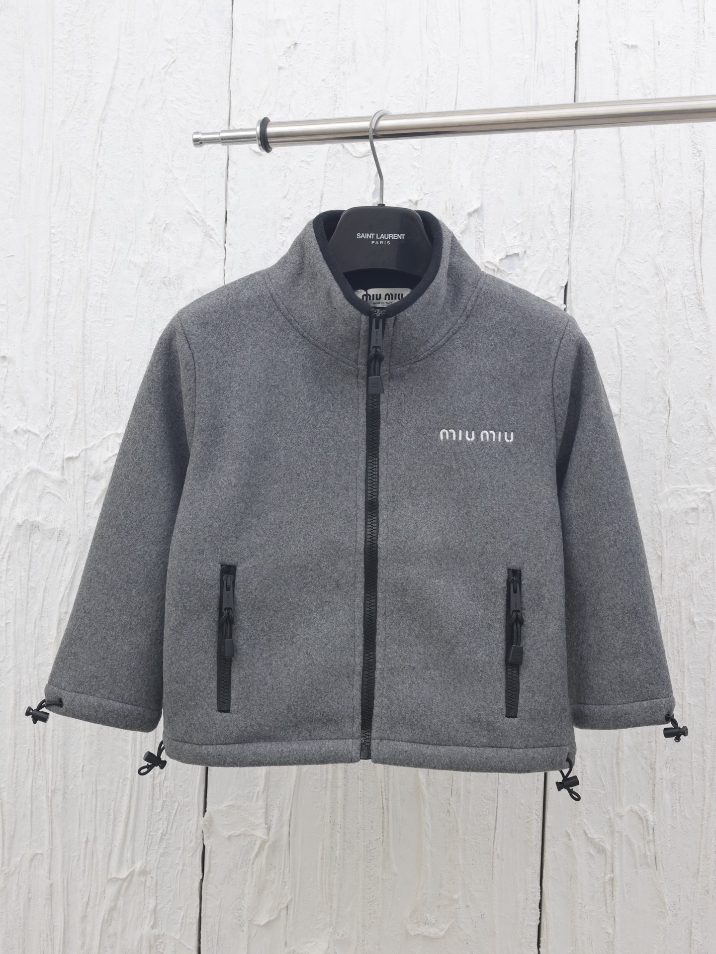 Miumiu*/缪缪25新款字母刺绣摇粒绒短款拉链外套 Size：S/M/L