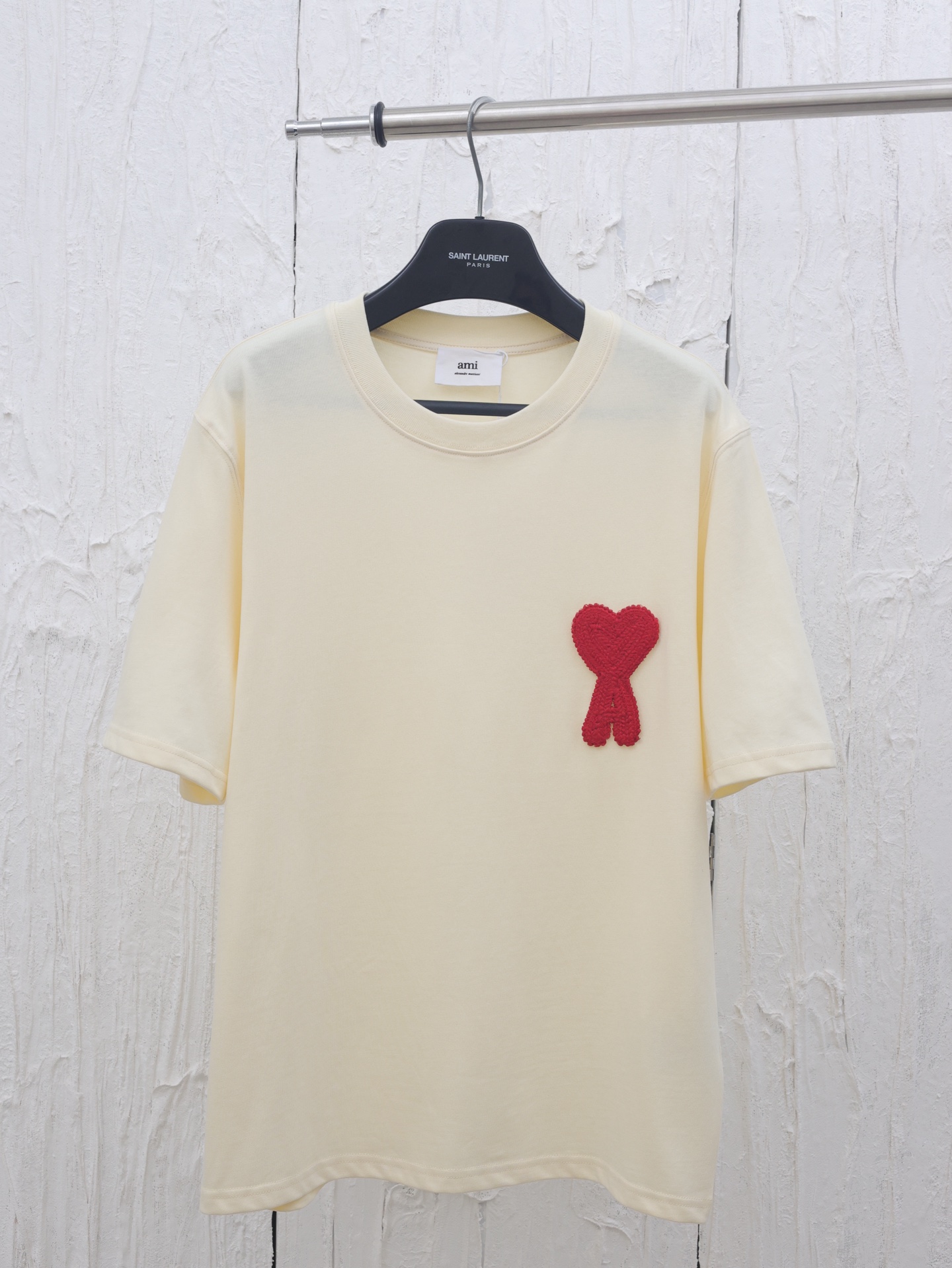 Ami 25 Primavera/Verano Nueva camiseta de cuello redondo con bordado de corazón, confeccionada con tela de algodón pein…
