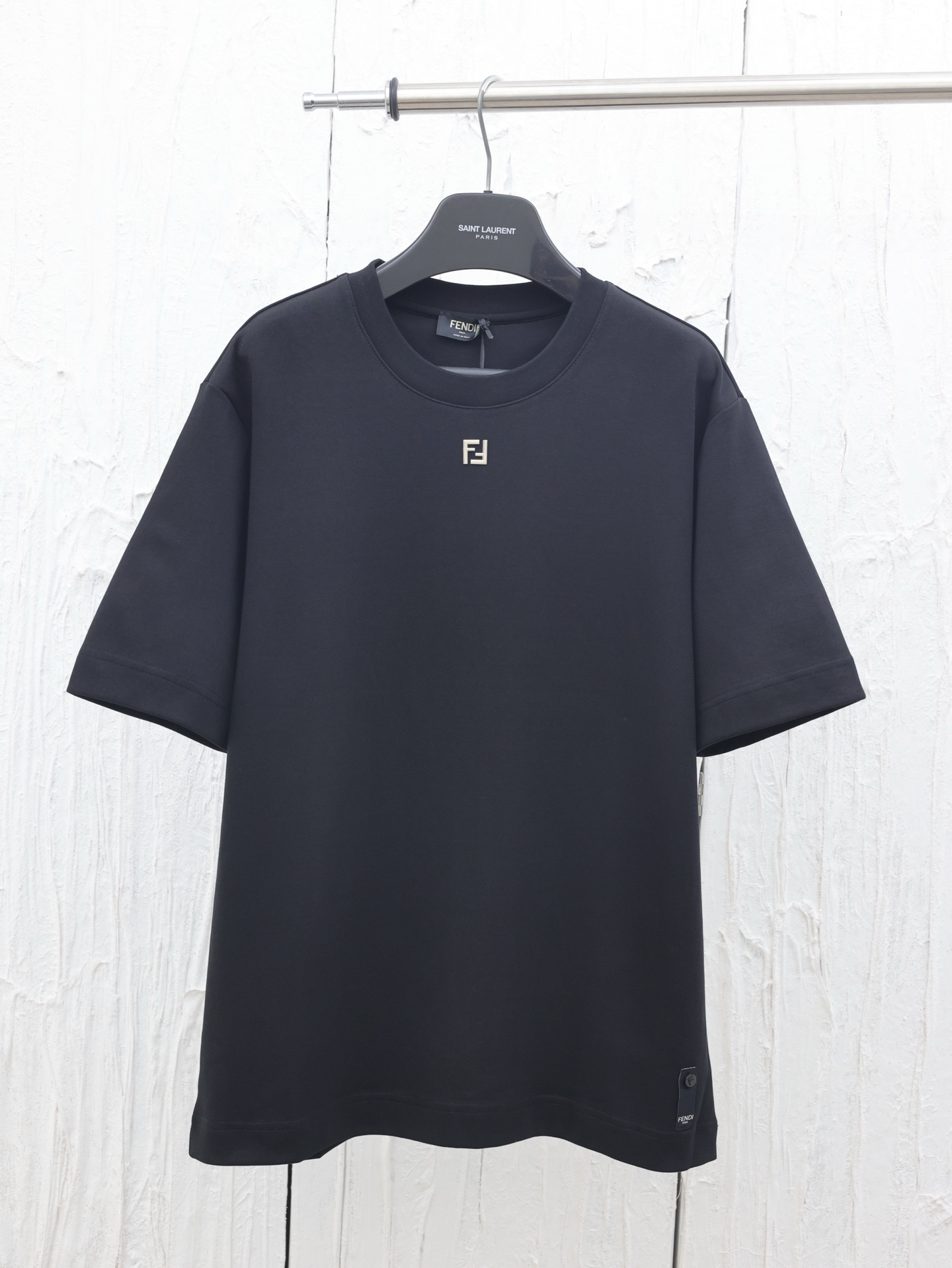 Fendi*/Fendi 25 primavera-verano nuevo estilo cuello con herrajes camiseta de manga corta, confeccionada en algodón sua…
