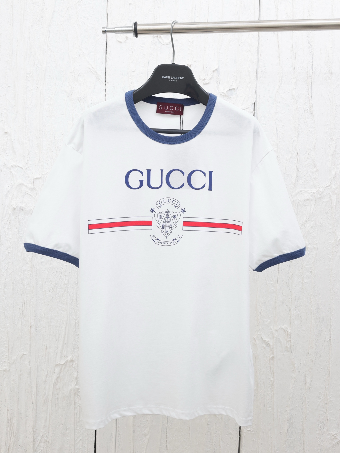 Gucci*/Gucci 25SS nueva camiseta de manga corta con insignia 1921, algodón de punto liso con insignia de botones de Guc…