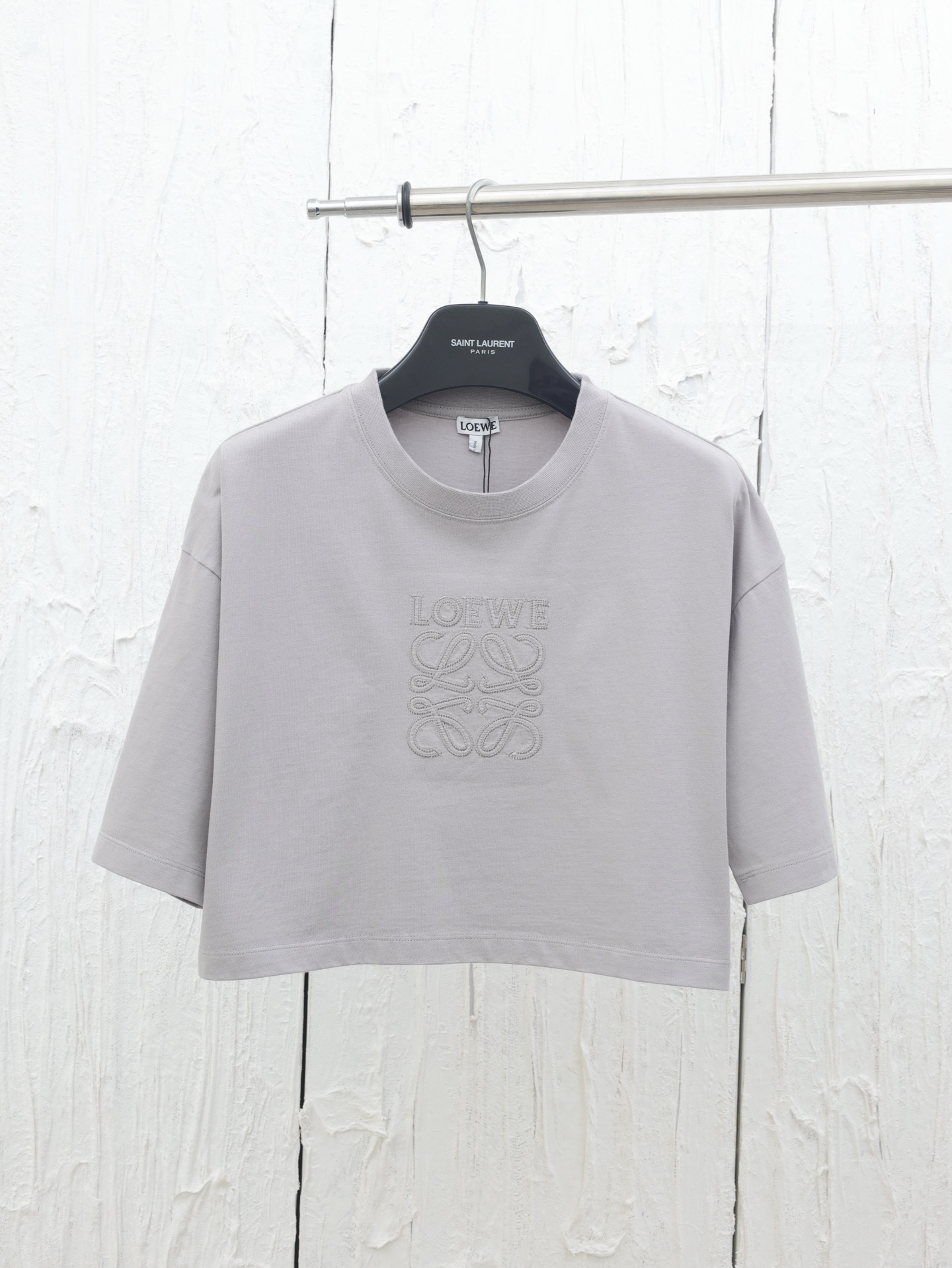 🅿️148 Loewe*/Nueva camiseta de cuello redondo de manga corta con bordado de la colección de primavera-verano 2025. Con…