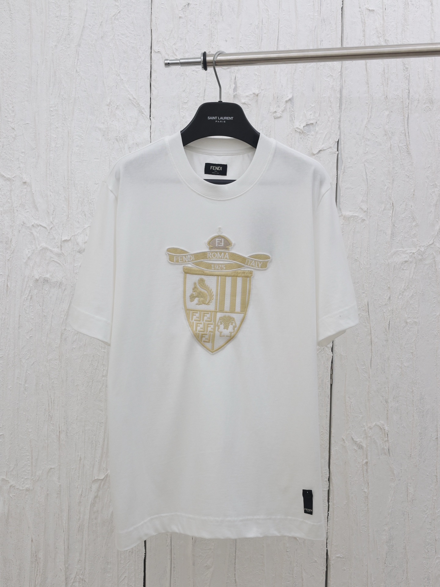 Camiseta de manga corta Fend*/Fendi 25SS nueva temporada primavera-verano con insignia bordada y cuello redondo ligeram…