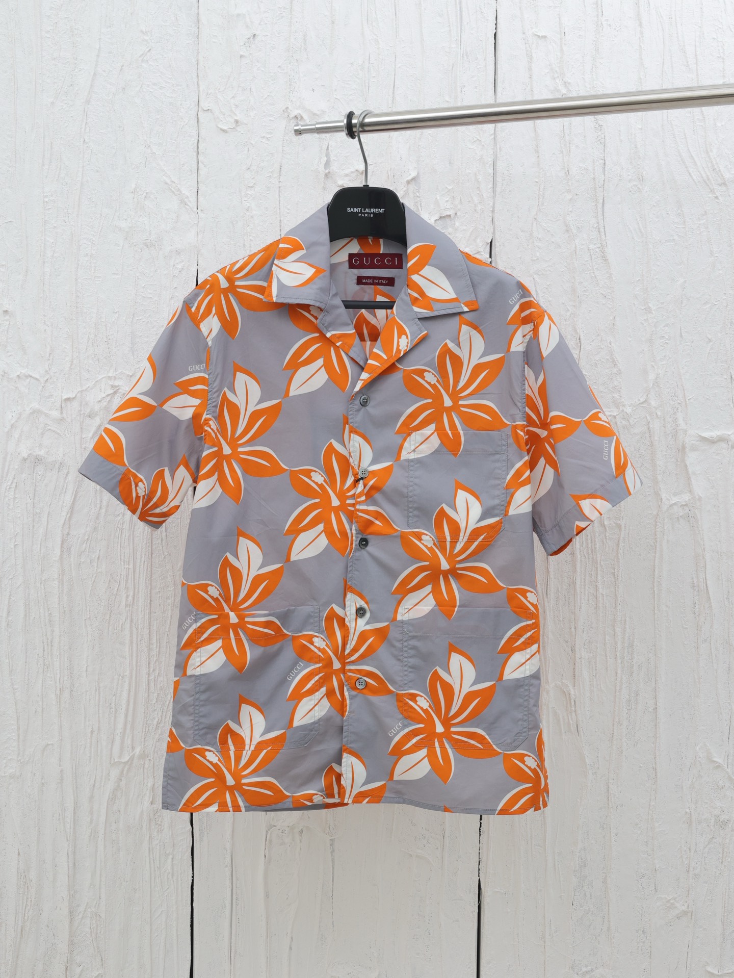 Gucc*/Gucci 25SS nueva camisa de manga corta con estampado de hojas, diseño gris y naranja, con flores en todo el cuerp…