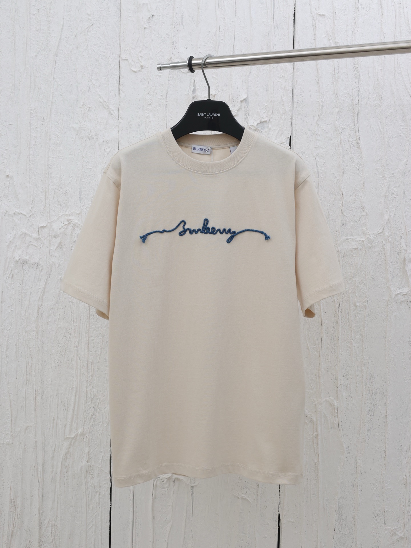 Burberr * / Burberry 25 Una camiseta de manga corta con letras bordadas en cuerda tridimensional BBr, modelo nuevo de p…
