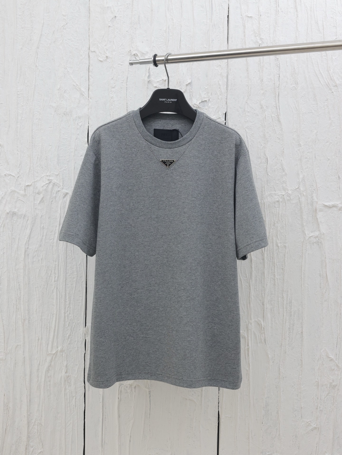 El nuevo cuello de manga corta de Prad*/Prada con etiqueta de acero. La tela está hecha de suave algodón mercerizado de…