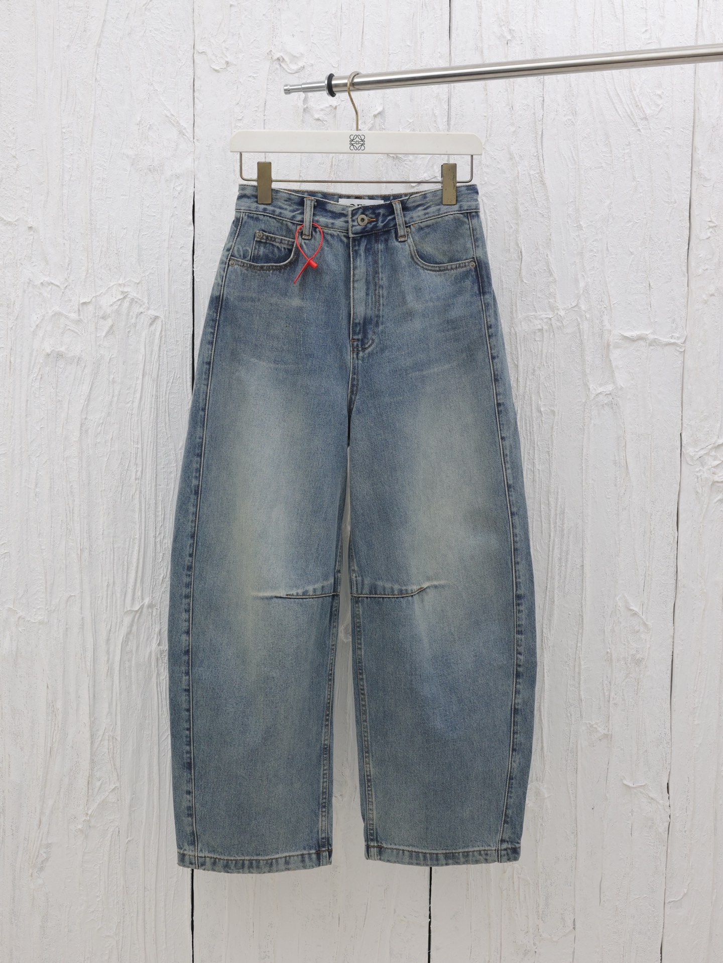 🅿️295 Loewe*/Pantalones vaqueros cónicos Anagram. Denim de sarga personalizado con textura elegante, con silueta de gl…