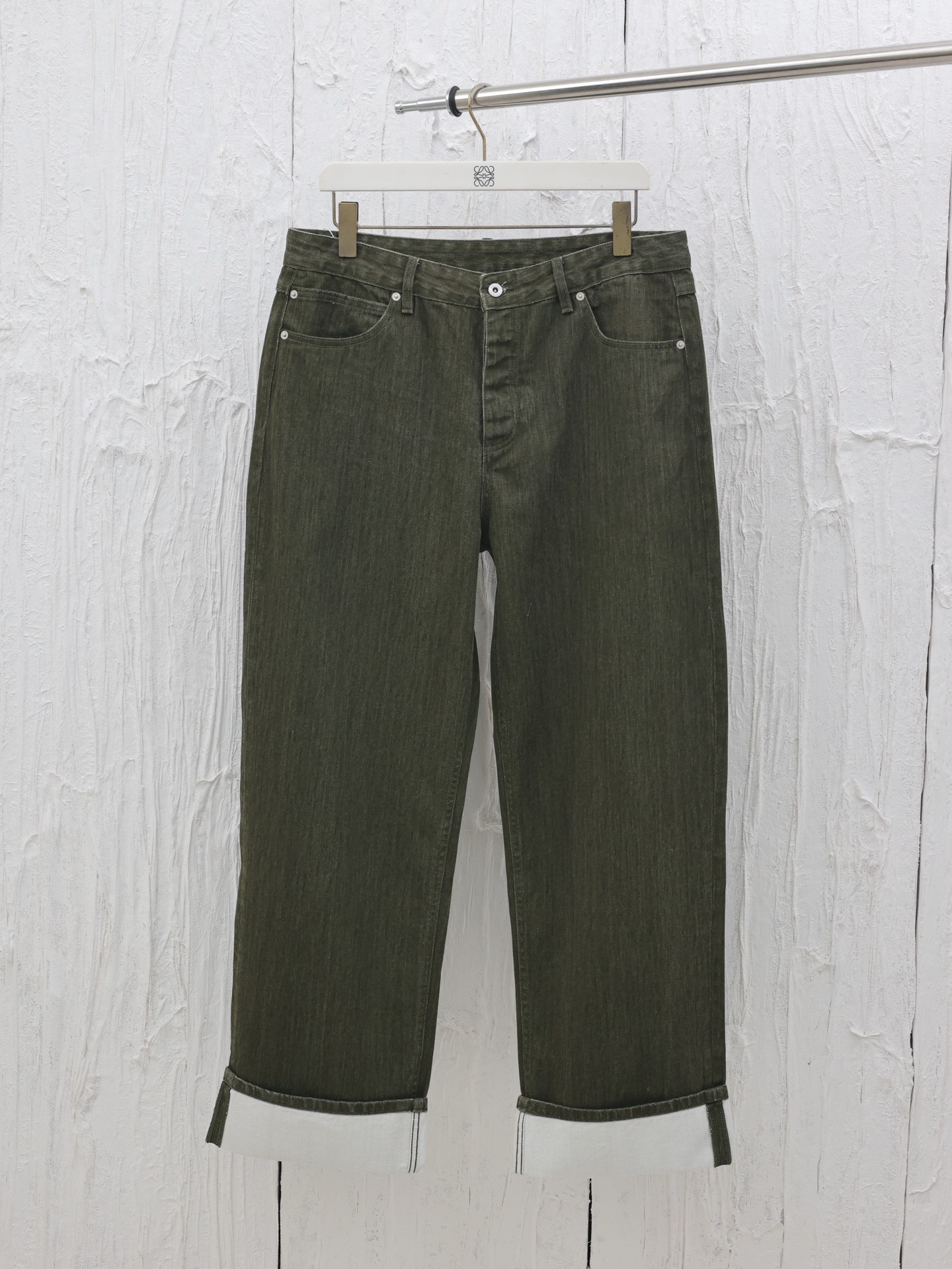 BV 25SS Pantalones de mezclilla verde oliva con naipes. La tela es mezclilla importada, de costo elevado. Los accesorio…