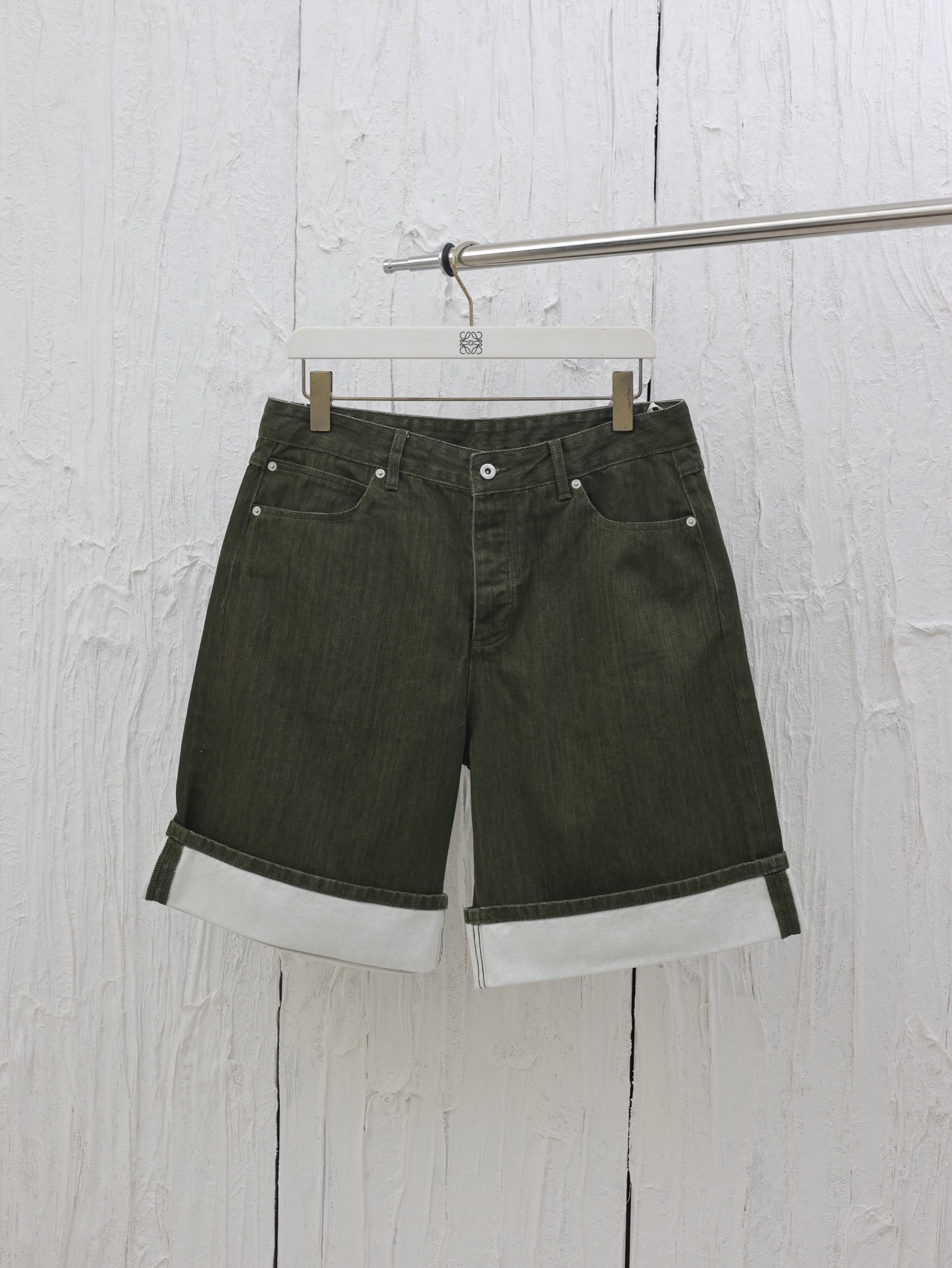 Bv 25ss Pantalones cortos de mezclilla verde oliva con naipes. La tela es mezclilla importada, de costo elevado. Los ac…