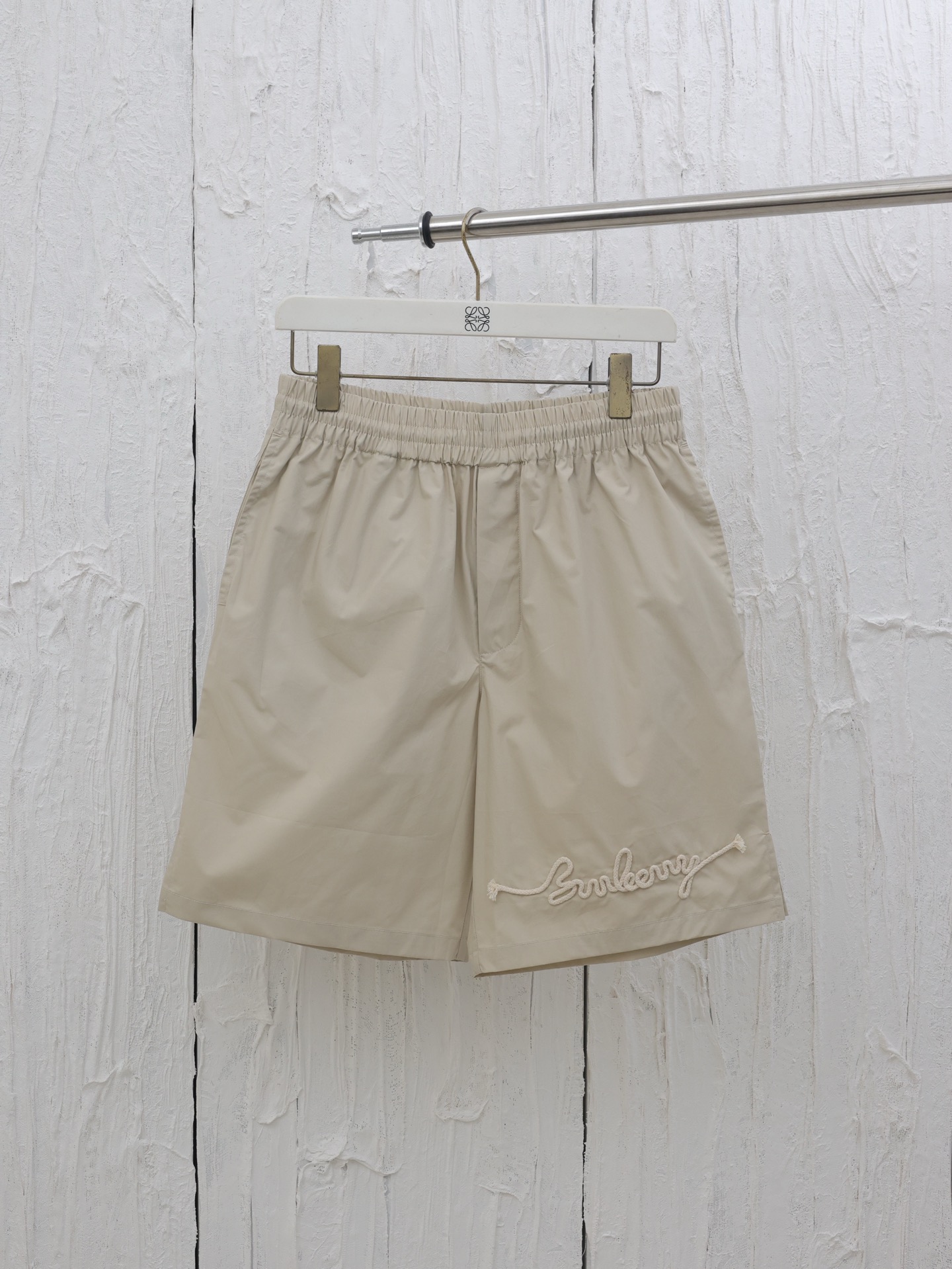 Burberry*/Burberry 25SS nuevos pantalones cortos casuales de color caqui para primavera y verano. La estructura de cuer…
