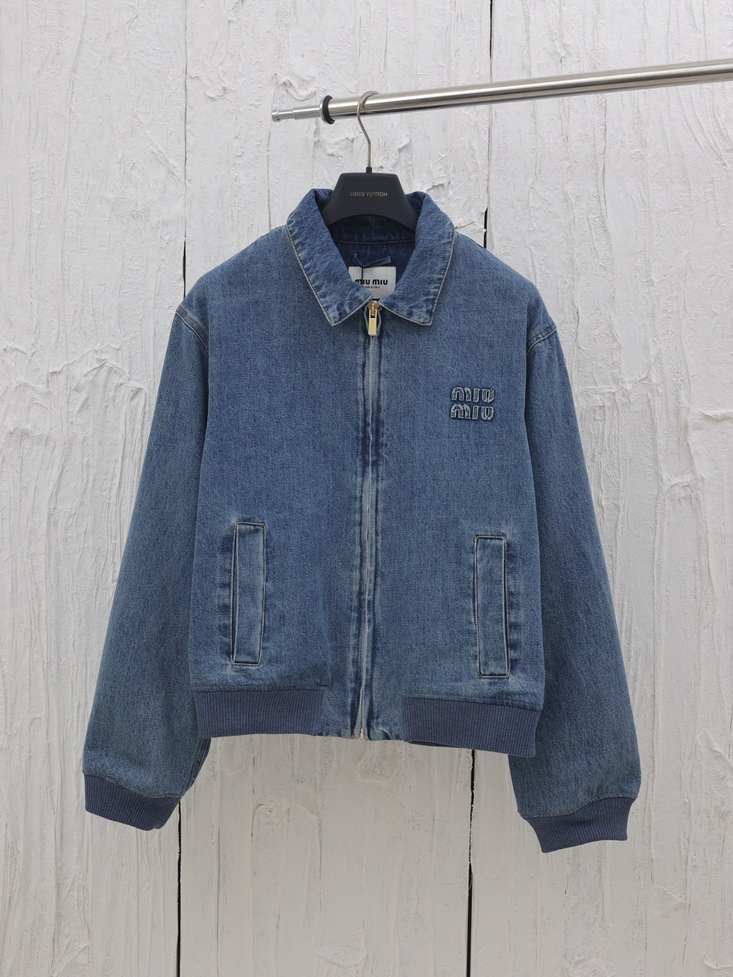 Miumiu*/Miu Miu 25 chaqueta vaquera con parches y bordados, tejido de sarga de algodón puro, textura gruesa y firme, co…