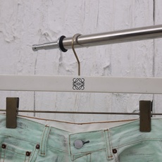 Acne Studio* 做旧荧光牛仔裤面料采用做旧定制荧光面料,在灯光强光照射下荧光粉涂料,整体走线平 Acne Studio* 做旧荧光牛仔裤面料采用做旧定制荧光面料,在灯光强光照射下荧光粉涂料,整体走线平