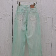 Acne Studio* 做旧荧光牛仔裤面料采用做旧定制荧光面料,在灯光强光照射下荧光粉涂料,整体走线平 Acne Studio* 做旧荧光牛仔裤面料采用做旧定制荧光面料,在灯光强光照射下荧光粉涂料,整体走线平