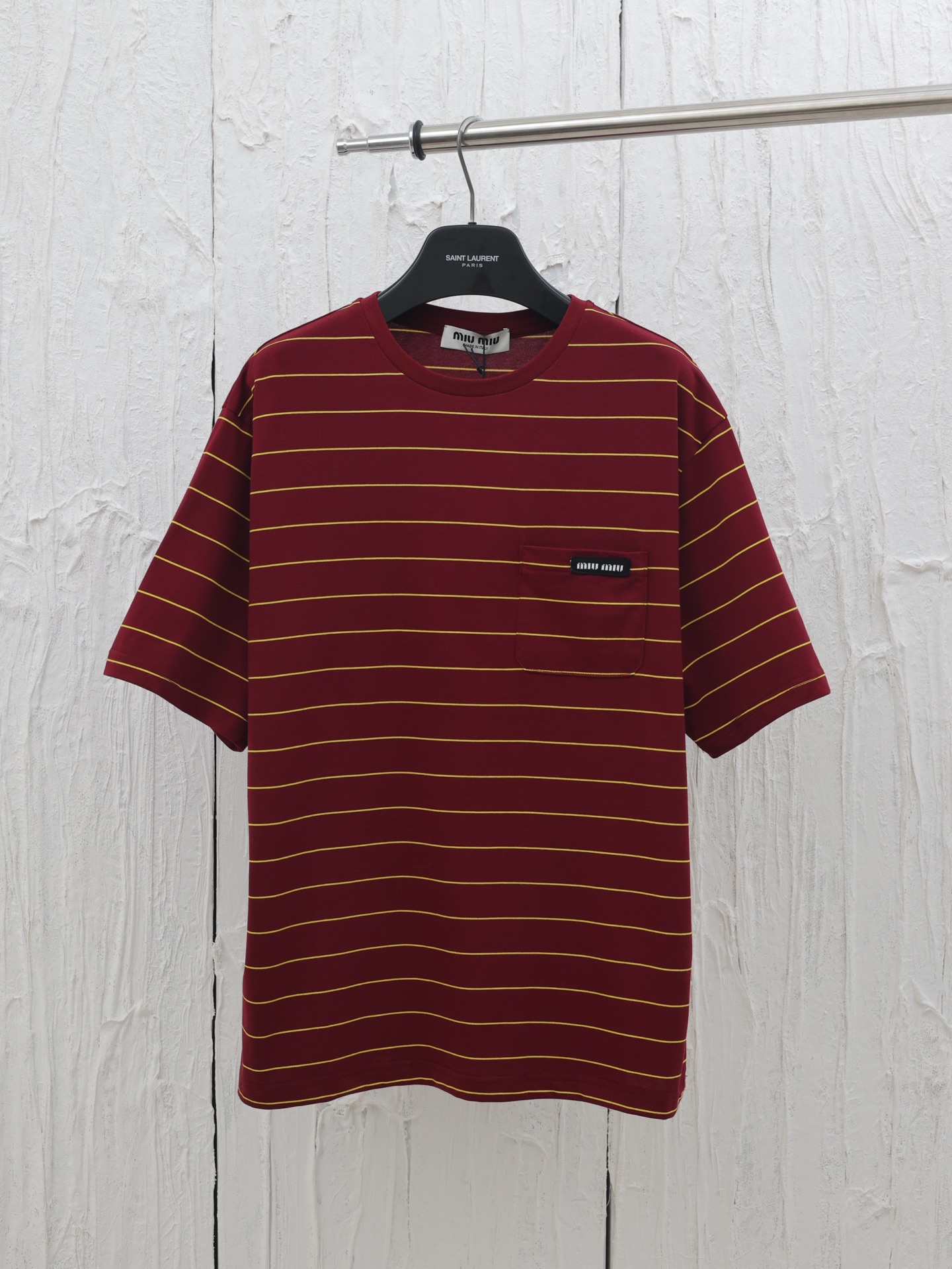 Miumiu*/Miu Miu 25SS camiseta de cuello redondo de punto de algodón estilo amanecer, diseño de rayas retro, bolsillo de…