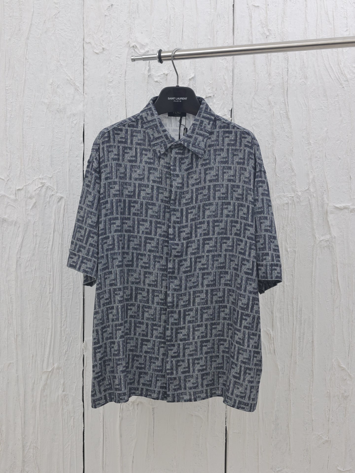 Fendi*/芬迪 25SS camisa de manga corta azul con costuras FF, confeccionada en mezcla de lino con textura de 150g, entrete…