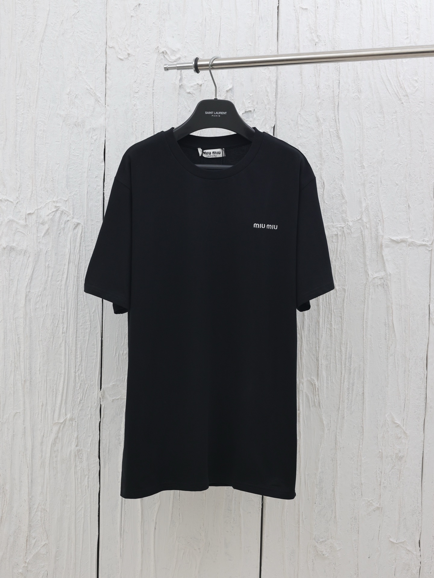 Miumiu*/Miu Miu Camiseta de cuello redondo con bordado, temporada 25SS, algodón peinado de Milán de 40 cabos,…