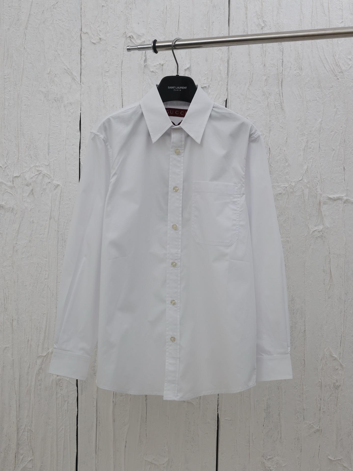 Gucc*/Gucci 25SS spring/summer new back same-color embroidered plain white shirt. Uses imported machine embroidery, adv…