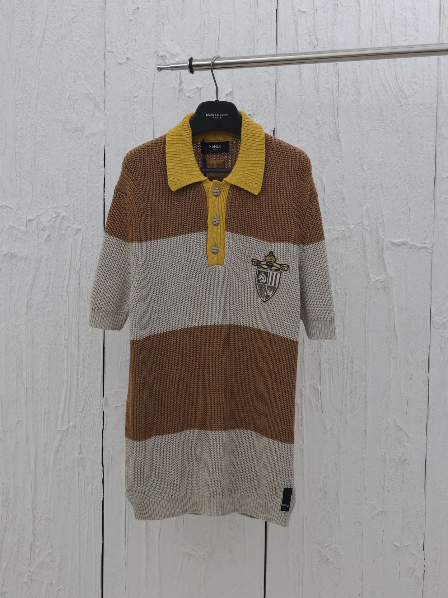 Fendi*/芬迪 25SS polo de punto mixto liso, hilo de algodón peinado de alta torsión teñido en tres colores, tejido con máq…