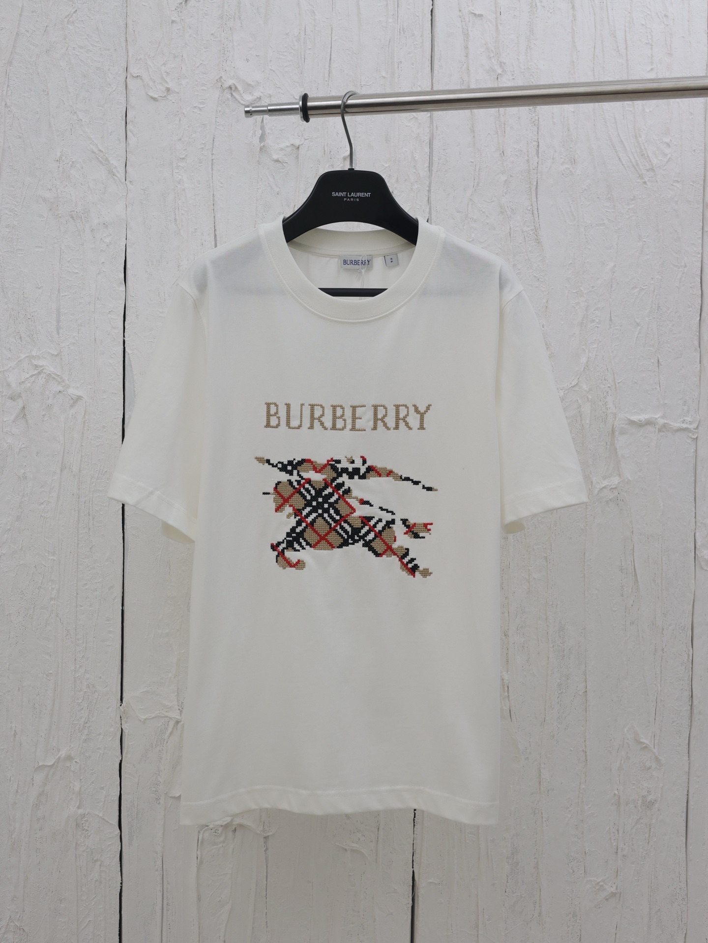 Las mangas cortas con cuello redondo y caballo de guerra a cuadros de Burberry */Burberry están hechas de tejido liso d…