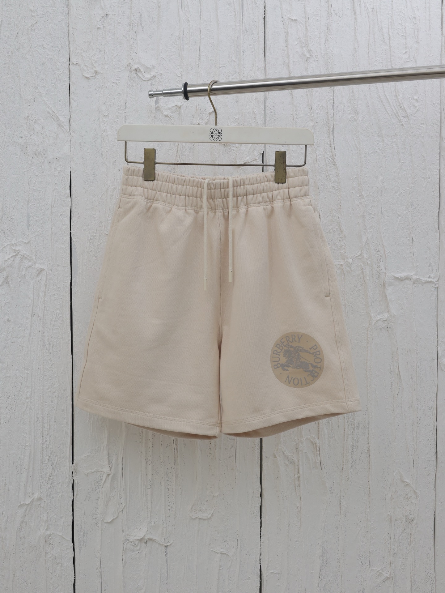 Los nuevos pantalones cortos de espuma War Horse de Burberry*/Burberry 25SS están confeccionados con un ligero tejido d…