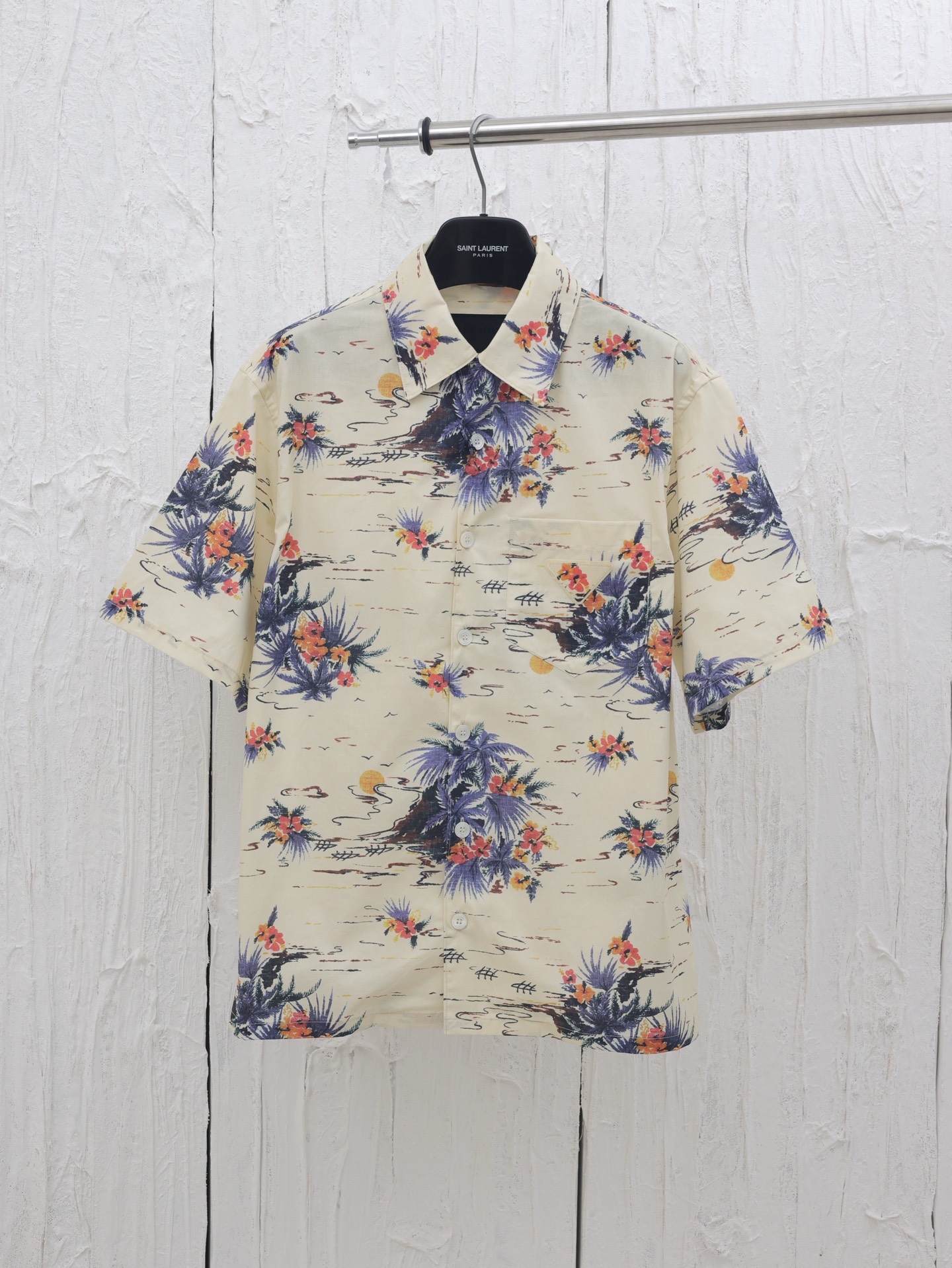 Prad*/Prada 25 Primavera/Verano Camisa Hawaii Holiday Flower Esta camisa de algodón presenta líneas de gran tamaño y es…