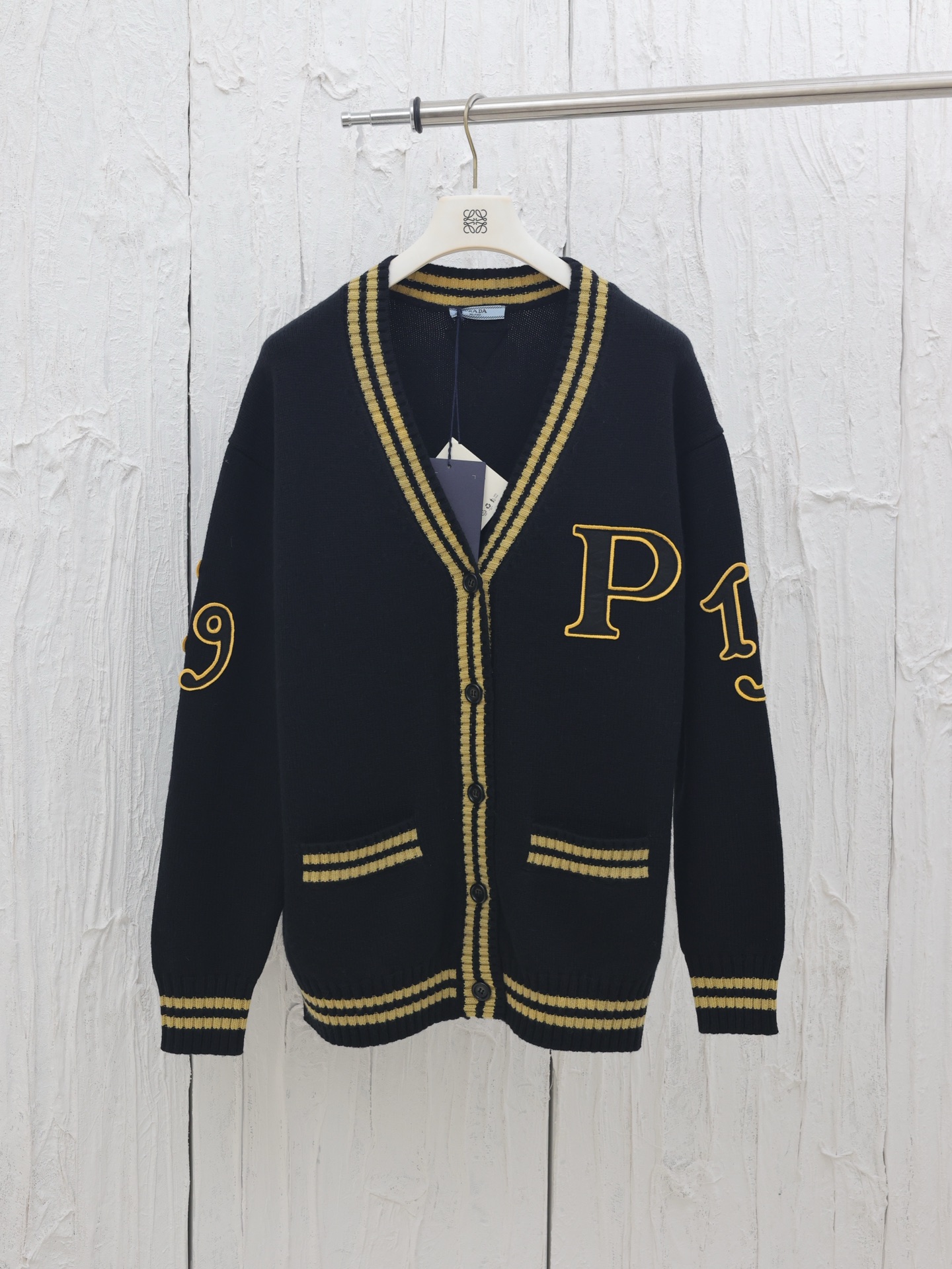 Prada*/Prada 25FW nuevo cárdigan de lana bordado en oro negro. El hilo se compone de 50% lana, 50% acrílico e hilo elás…