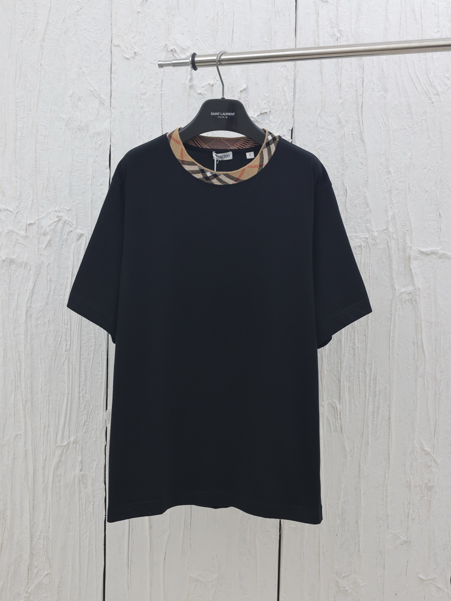 La camiseta de manga corta con cuello redondo y cuello a cuadros Burberry */Burberry 25ss de 230 g está hecha de tejido…