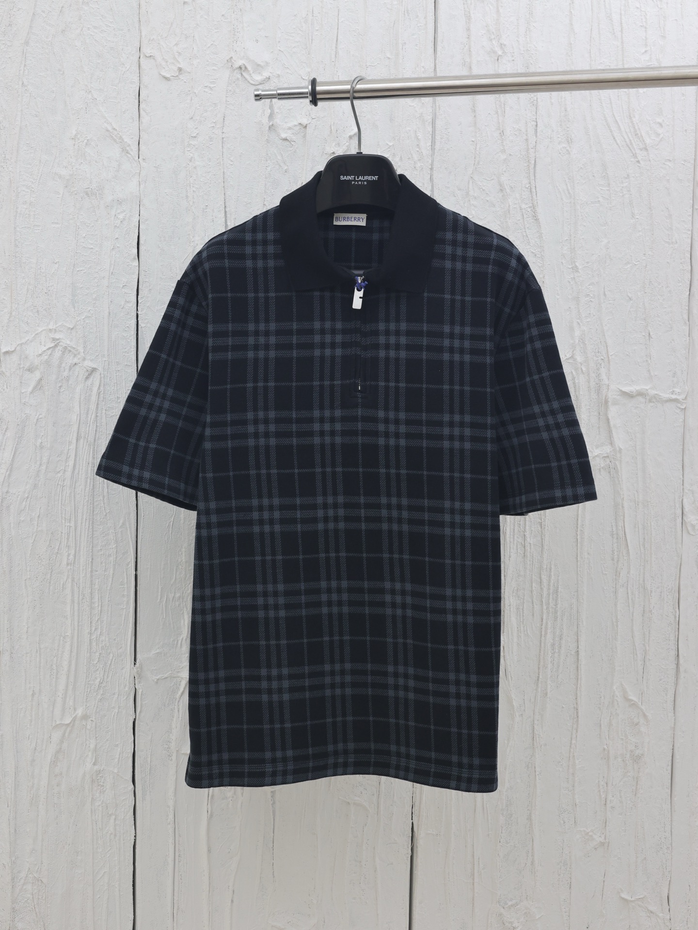 Las mangas cortas con cuello POLO de mezcla de algodón elástico a cuadros de Burberr*/Burberry están hechas de una tela…
