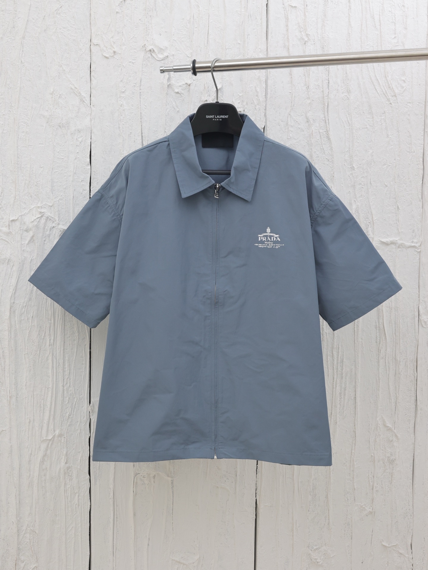 Prad*/Prada 25 nueva chaqueta camisera de sarga de manga corta con cremallera. Material de algodón de sarga YB personal…