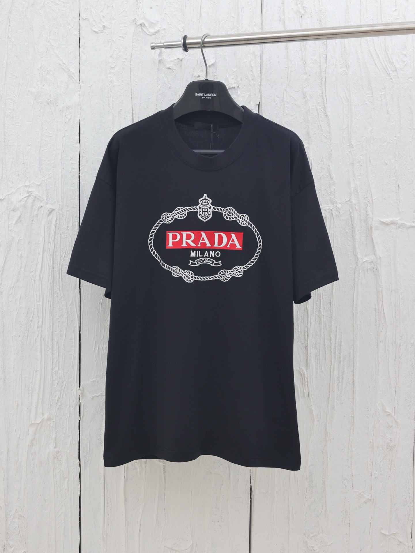 Prada*/Prada 25ss cuello redondo bordado tridimensional manga corta Confeccionado en tejido de doble hilo de 32 hilos c…