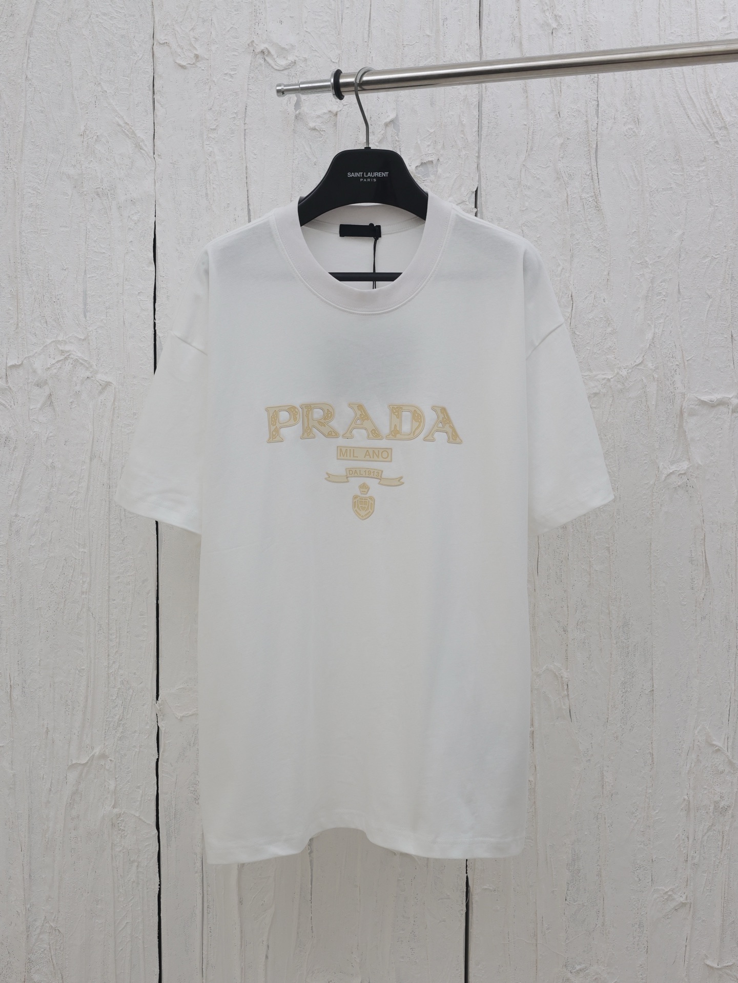 Nueva camiseta de manga corta con letras en relieve de Prada * / Prada 25Ss con logotipo de letras en relieve, estado s…