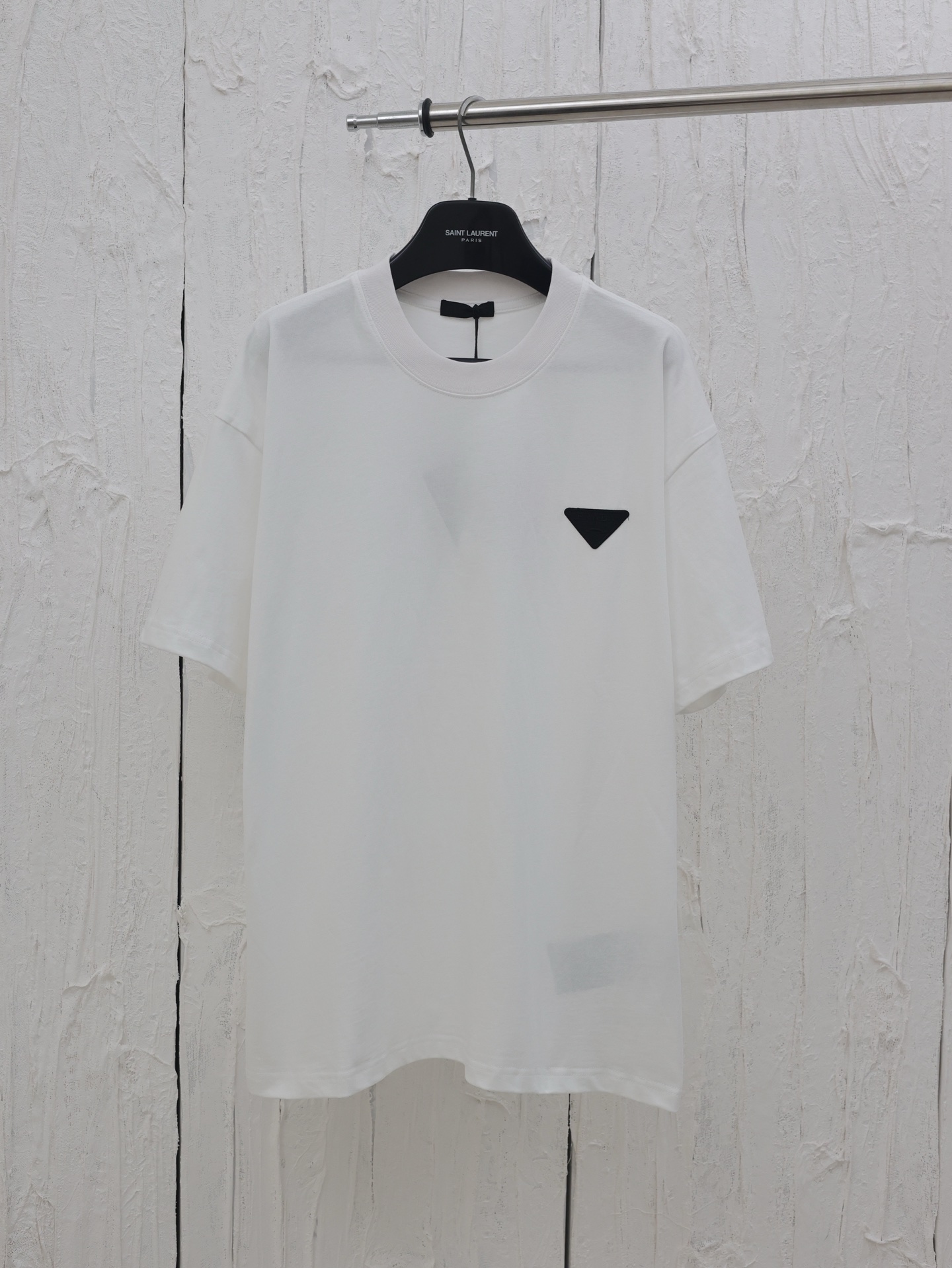 Camiseta de manga corta Prad*/Prada 25SS con logo triangular bordado en color liso. Este estilo utiliza 16 piezas de hi…