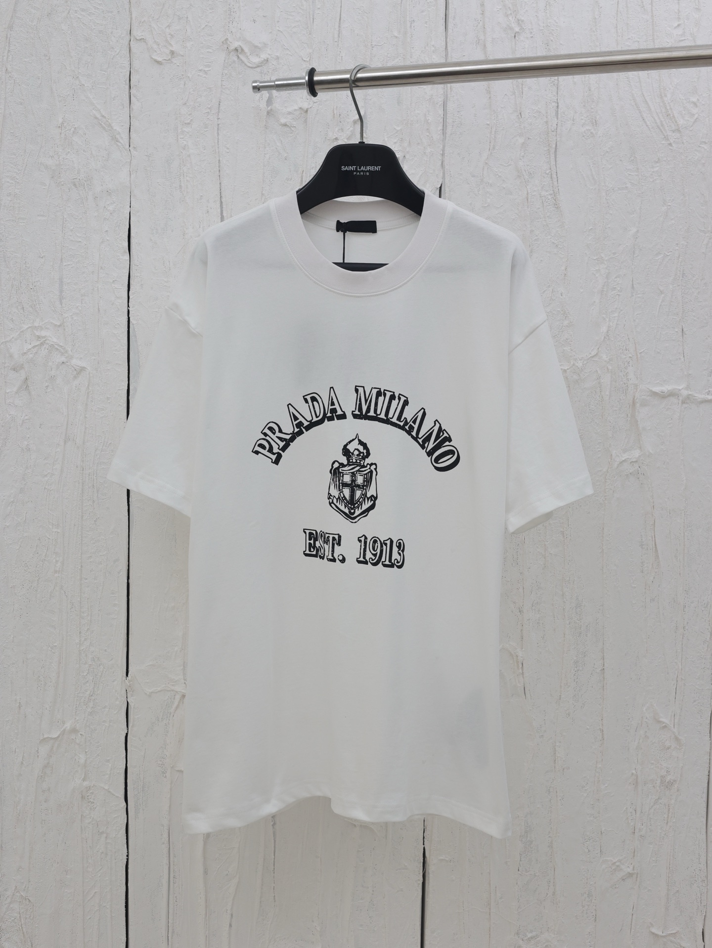 Prada*/Prada 25ss cuello redondo letra capítulo manga corta Confeccionado en tejido de doble hilo de 32 hilos con un pe…
