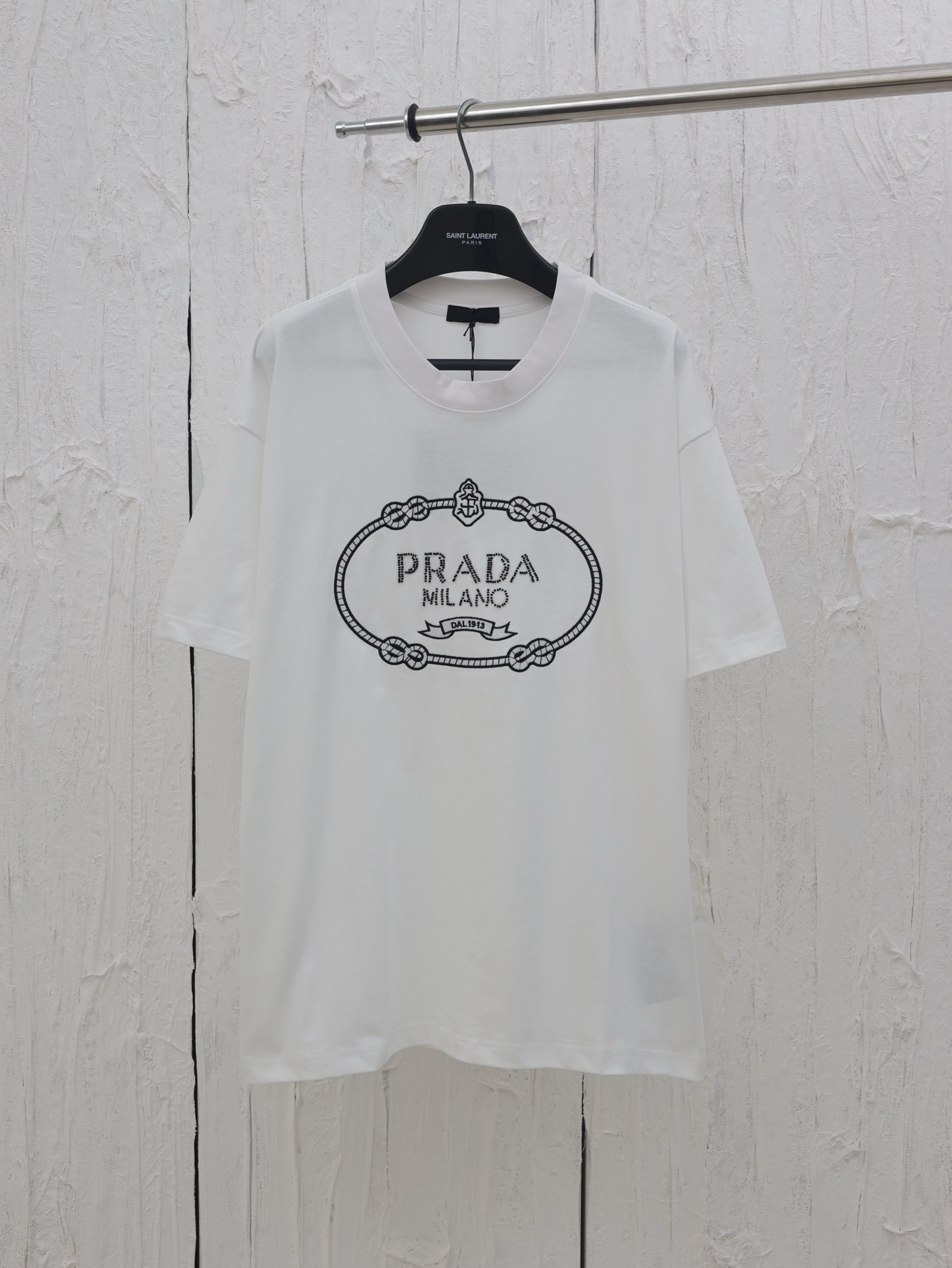 Prada*/Prada 25Ss logo icónico corona letras bordadas con cuentas mangas cortas Confeccionado con tela de doble hilo de…