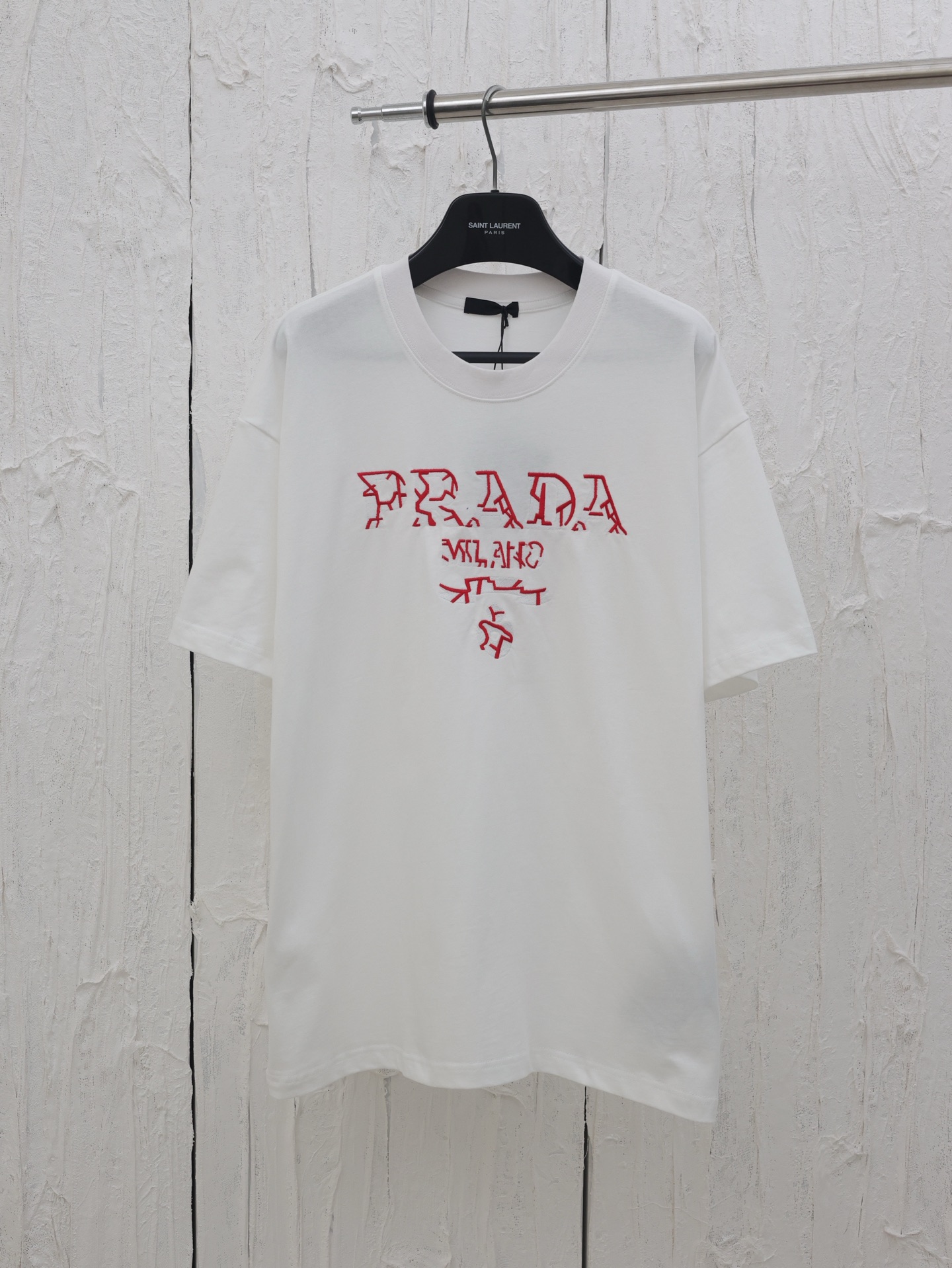 Camiseta de manga corta estampada con logo emergente Prada*/Prada 25ss. El cofre se combina con una impresión en rojo y…