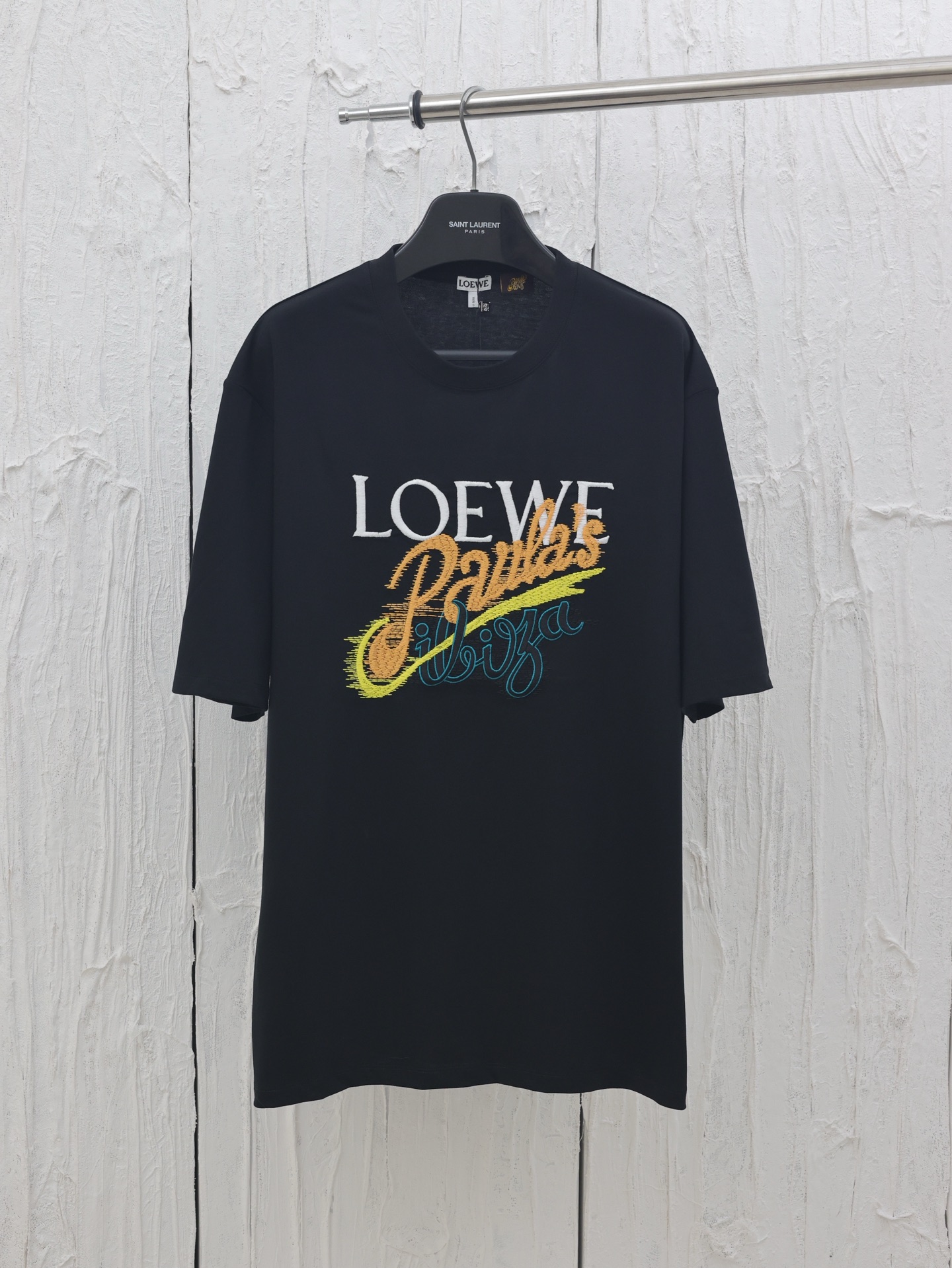 🅿️138 LOEW*/罗意威 夏日系列度假绣花短袖 面料采用210g轻质纯棉紧密棉面料，胸前饰有 Anagram刺绣，对版对色选用适合相应颜色和粗细的刺绣线 简约垂直圆领短袖版型 纸样开发极简直身剪裁，后领口内贴条工艺，有效防止多次穿…