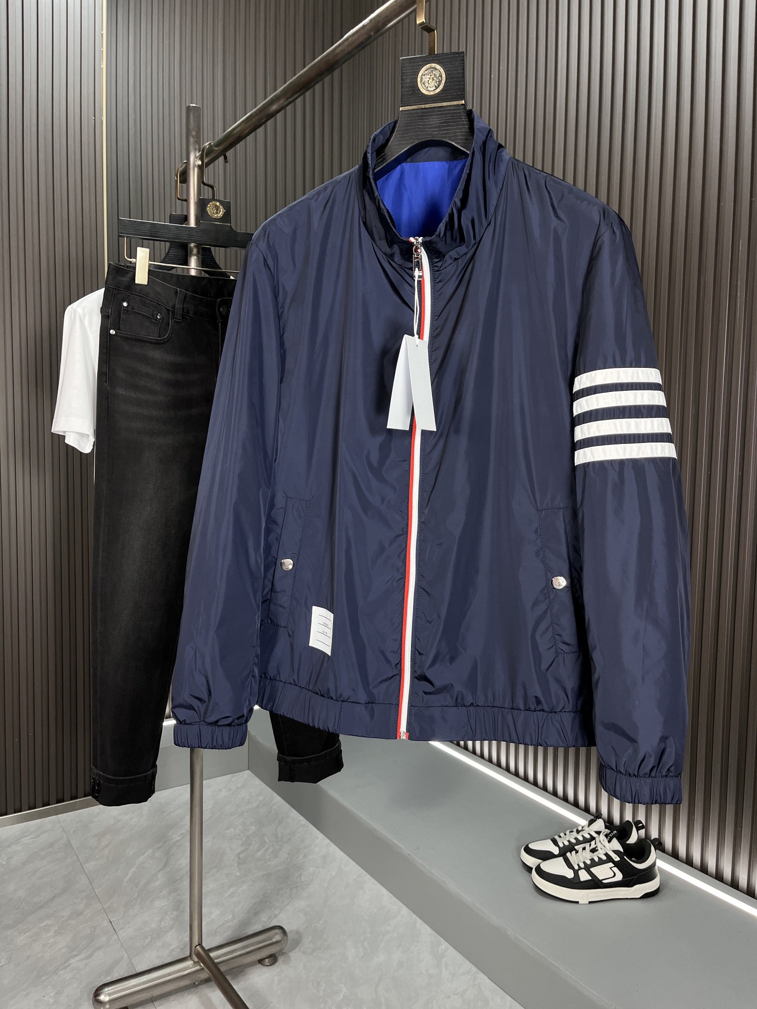 NO:115943,TB Tom Brown's new original single men's stand-up collar jacket is sold simultaneously on the official website. High-version, simple, fashionable and versatile, popular webbing series, using original imported fabric, polyester fiber fabric, windproof and waterproof, OEM, master-level tailoring!  Soft and delicate touch, comfortable upper body, original imported hardware accessories, smooth lines, exquisite craftsmanship, excellent style, very fashionable and handsome, highly recommended 20758 Size M-3XL, thom browne, jackets & coats, jackets & coats, alexander wang19860909TB 汤姆布朗新款原单男士立领夹克外套 官网同步售卖 高版本 简约时尚百搭 爆款织带系列 采用原版进口面料聚酯纤维面料 防风防水 代工厂出品 大师级剪裁！手感柔软细腻 上身舒适 客供原版进口五金辅料配件,线条流畅,工艺精致,版型超赞,随意搭配都非常时尚帅气强烈推荐哦20758 尺码M-3XL,,thom browne,jackets & coats,jackets & coats,alexander wang,Men's clothing