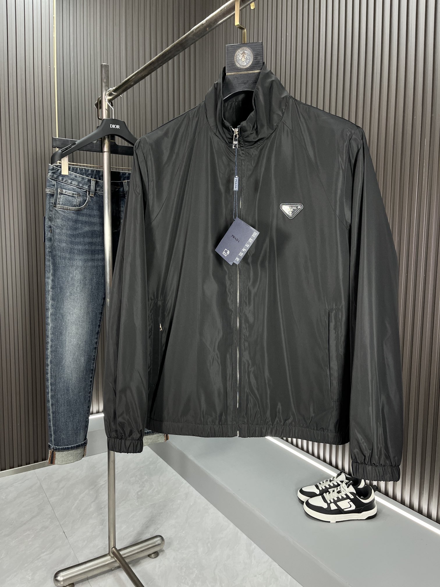 NO:121230,Prada's early autumn new thin stand-up collar jacket, original single quality, custom imported polyester fiber composite fabric, super avant-garde design style, delicate and comfortable, very light and not easy to wrinkle, the overall design is quite visual, the upper body is casual and stylish, with a certain degree of clarity, absolutely at the most cutting-edge temperament recommended, urban casual must-have 80324 Size M-3XL BJL,,prada, jackets & coats, jackets & coats, alexander wang19860909普拉达早秋新款薄款立领夹克外套,原单品质,定制进口聚酯纤维复合面料,超前卫设计风格 细腻舒适 穿着非常轻便不易起皱,整体的设计颇具视觉感,上身休闲有型,有一定的挺括度,绝对走在时尚最尖端的气质感推荐,都市休闲必备80324 尺码M-3XL BJL,,prada,jackets & coats,jackets & coats,alexander wang,Men's clothing