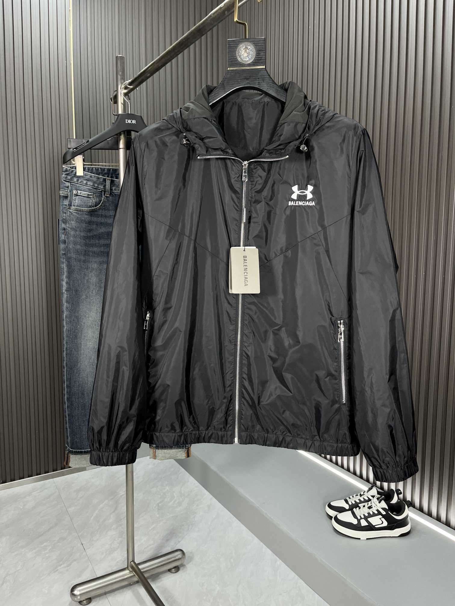 NO:121233,Balenciaga new men's casual custom hooded jacket. Wearing a simple and capable casual jacket, you will instantly return to fashionable and domineering, and be full of vitality. The most popular hooded zipper design before history, all the fabrics need to be customized, full of luxury. The slim tailoring reflects our perfect body shape and can be easily controlled regardless of weight. Super versatile style, no matter how big it is, suitable for wearing different age groups. High street wear style, autumn and winter matching tool 20729 Size M-3xl BJL,,balenciaga, jackets & coats, jackets & coats,hats,alexander wang19860909巴黎世家 新款男士休闲定制连帽夹克外套.穿上简约干练的休闲外套,瞬间重回时髦霸气,又是活力满满的状态.史前最流行的连帽拉链设计,面料全部需要定制,奢华感十足.修身的剪裁体现出我们完美的体型无论胖瘦都可以轻松驾驭.超百搭款式,不挑身材的款,适合不同年龄段穿着.高街实穿款,秋冬搭配利器20729 尺码M-3xl BJL,,balenciaga,jackets & coats,jackets & coats,hats,alexander wang,Men's clothing