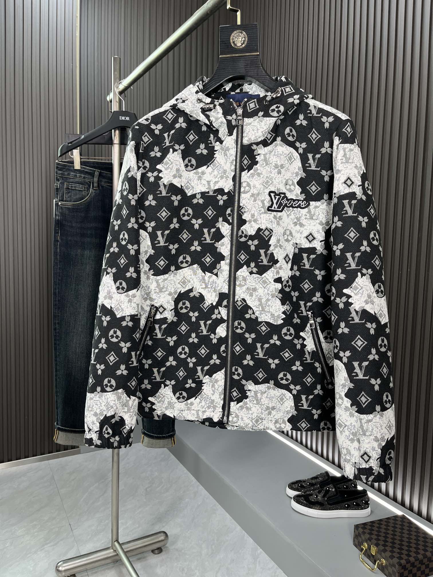 NO:121224,LV autumn and winter new printed hooded jacket jacket, original single quality, customized imported polyester fiber composite fabric, super avant-garde design style delicate and comfortable. It is very light and not easy to wrinkle. The overall design is quite visual. The upper body is casual and stylish, with a certain degree of clarity. It is definitely recommended to be at the most cutting-edge temperament of fashion. It is a must-have for urban casual sex. Size M-3XL BJL,,louis vuitton,jackets & coats,jackets & coats,hats,alexander wang19860909LV秋冬新款印花连帽夹克外套,原单品质,定制进口聚酯纤维复合面料,超前卫设计风格 细腻舒适 穿着非常轻便不易起皱,整体的设计颇具视觉感,上身休闲有型,有一定的挺括度,绝对走在时尚最尖端的气质感推荐,都市休闲必备80642 尺码M-3XL BJL,,louis vuitton,jackets & coats,jackets & coats,hats,alexander wang,Men's clothing