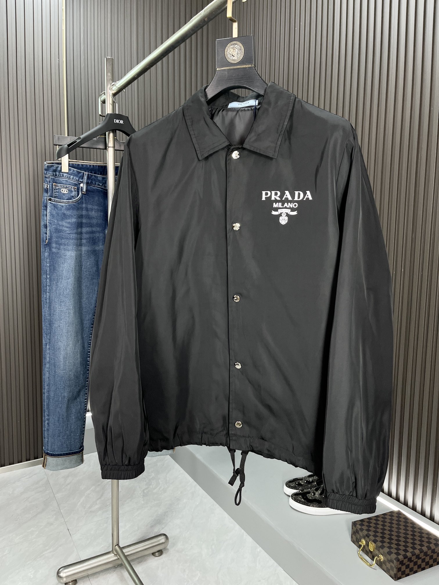 NO:121218,Prada early autumn new fashionable casual black jacket jacket, classic series lapel jacket jacket!  Top counter model, soft fabric, excellent upper body counter style, top fabric, super good style, durable and comfortable 50743 Size: M-3XL BJL,,prada, jackets & coats,jackets & coats,alexander wang19860909普拉达 早秋新款时尚休闲黑色夹克外套,经典系列翻领夹克外套！顶级专柜款,面料柔软,上身超棒专柜版型,顶级面料,版型超好耐穿又舒适50743 码数: M-3XL BJL,,prada,jackets & coats,jackets & coats,alexander wang,Men's clothing